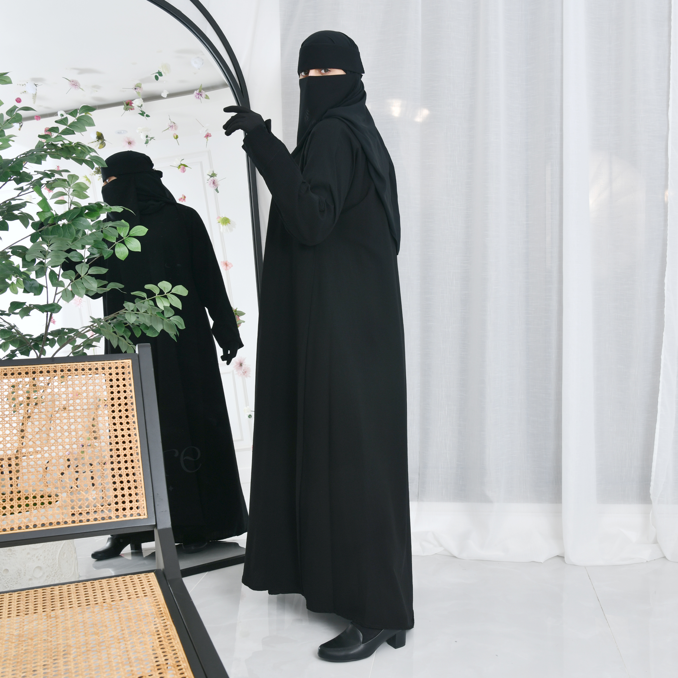  عباية كتف سادة مغلقة بطقطق من الاعلى 