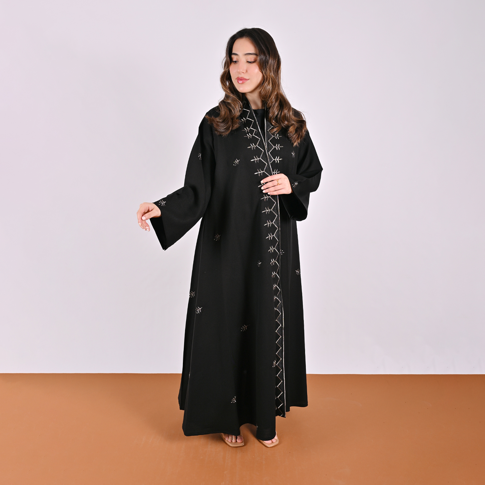  عباية سوداء كلوش بتصميم راقي مزينة بتطريز ذهبي 