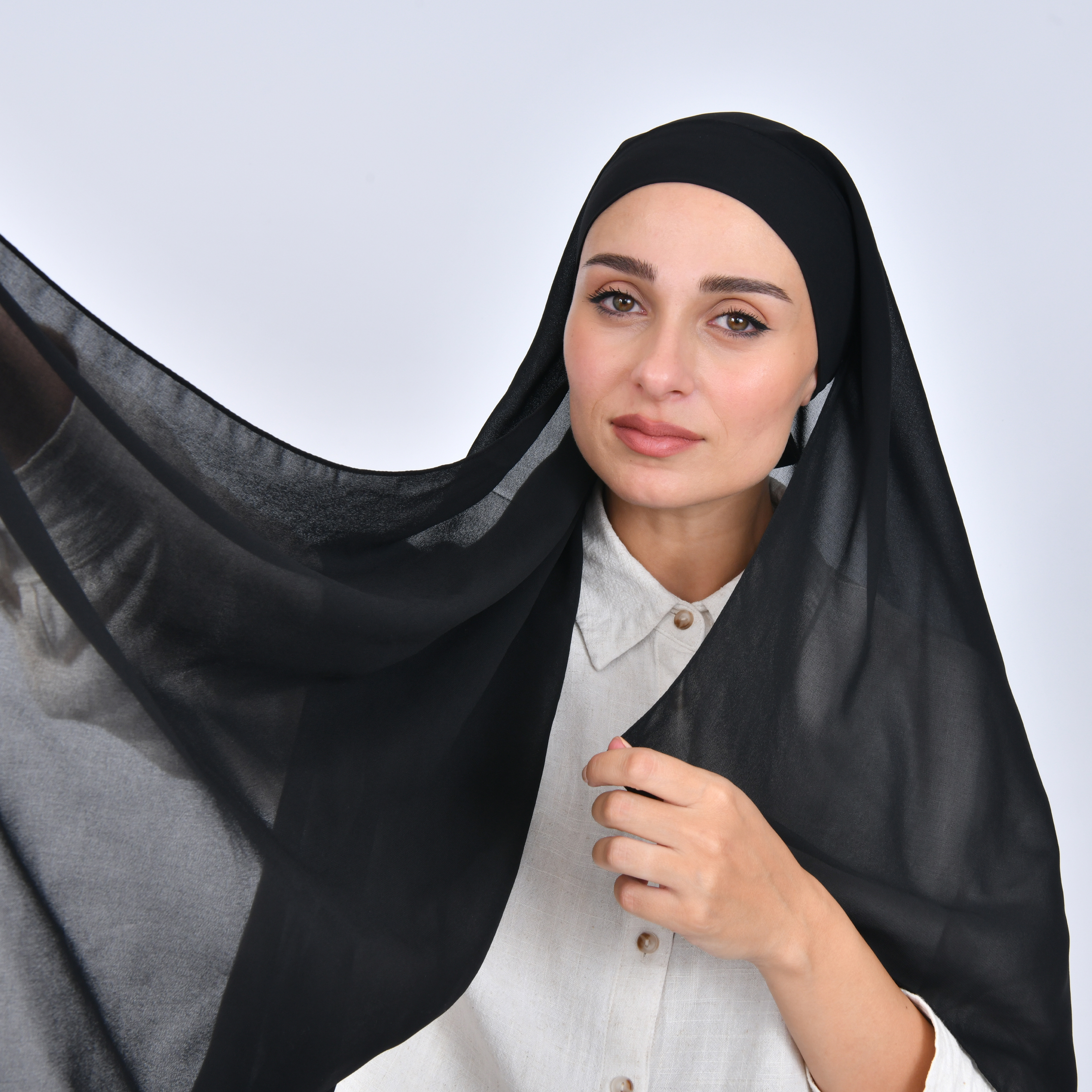 طرحة شيفون سوداء سادة بربطة اغلاق 