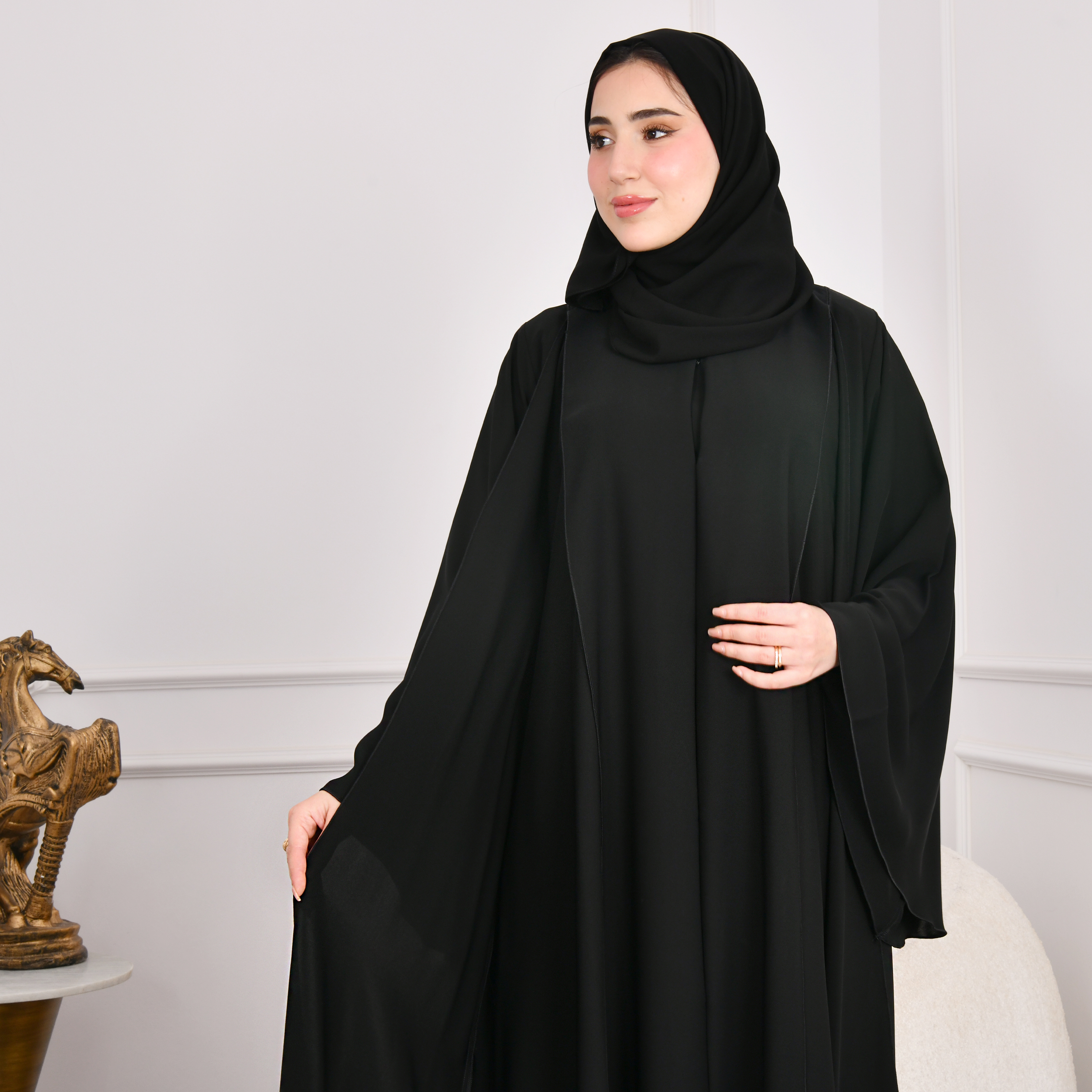  عباية بتصميم اماراتي مميز مغلقة بقصة كلوش وكم واسع 