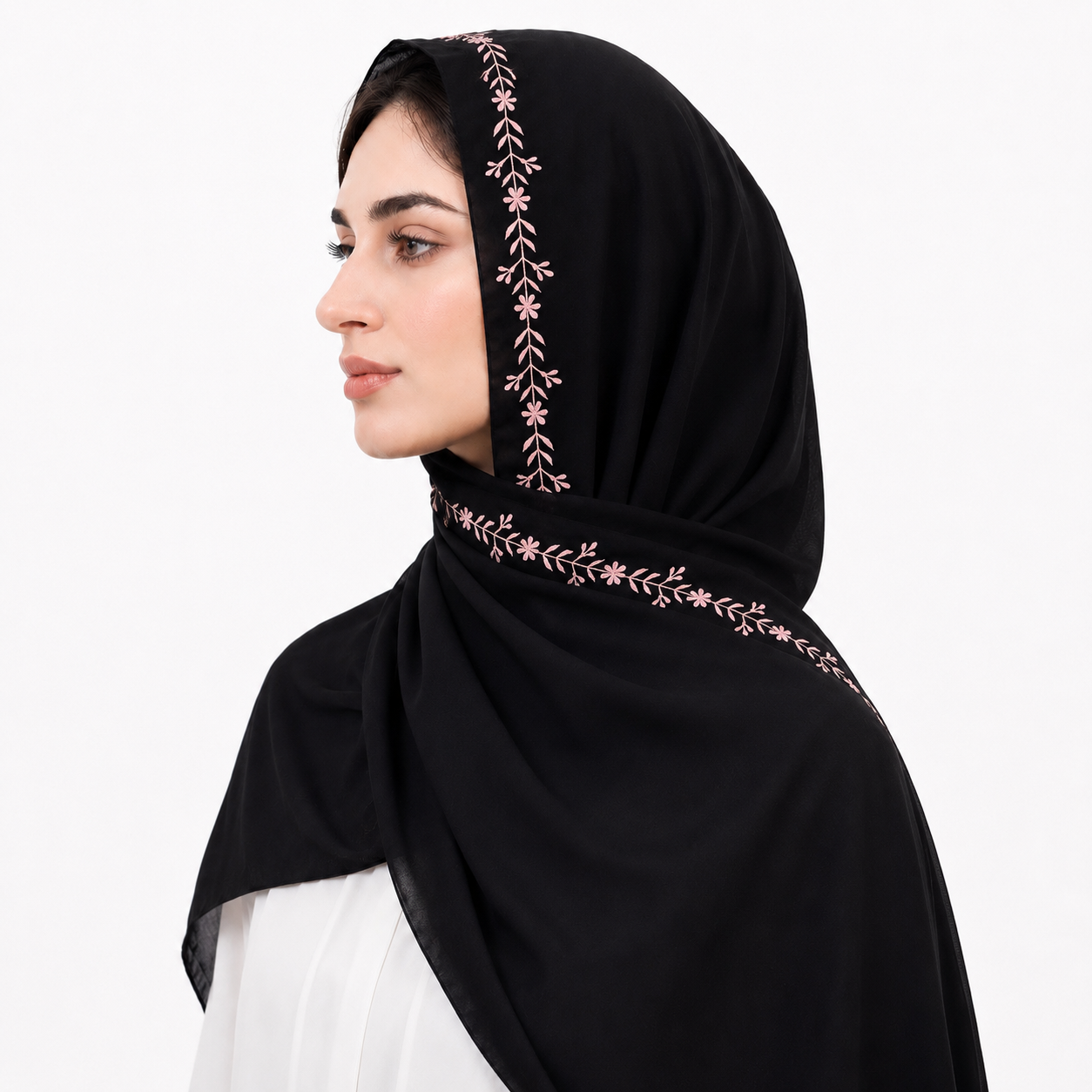  طرحة باللون الاسود مزينة بتطريز زهري 