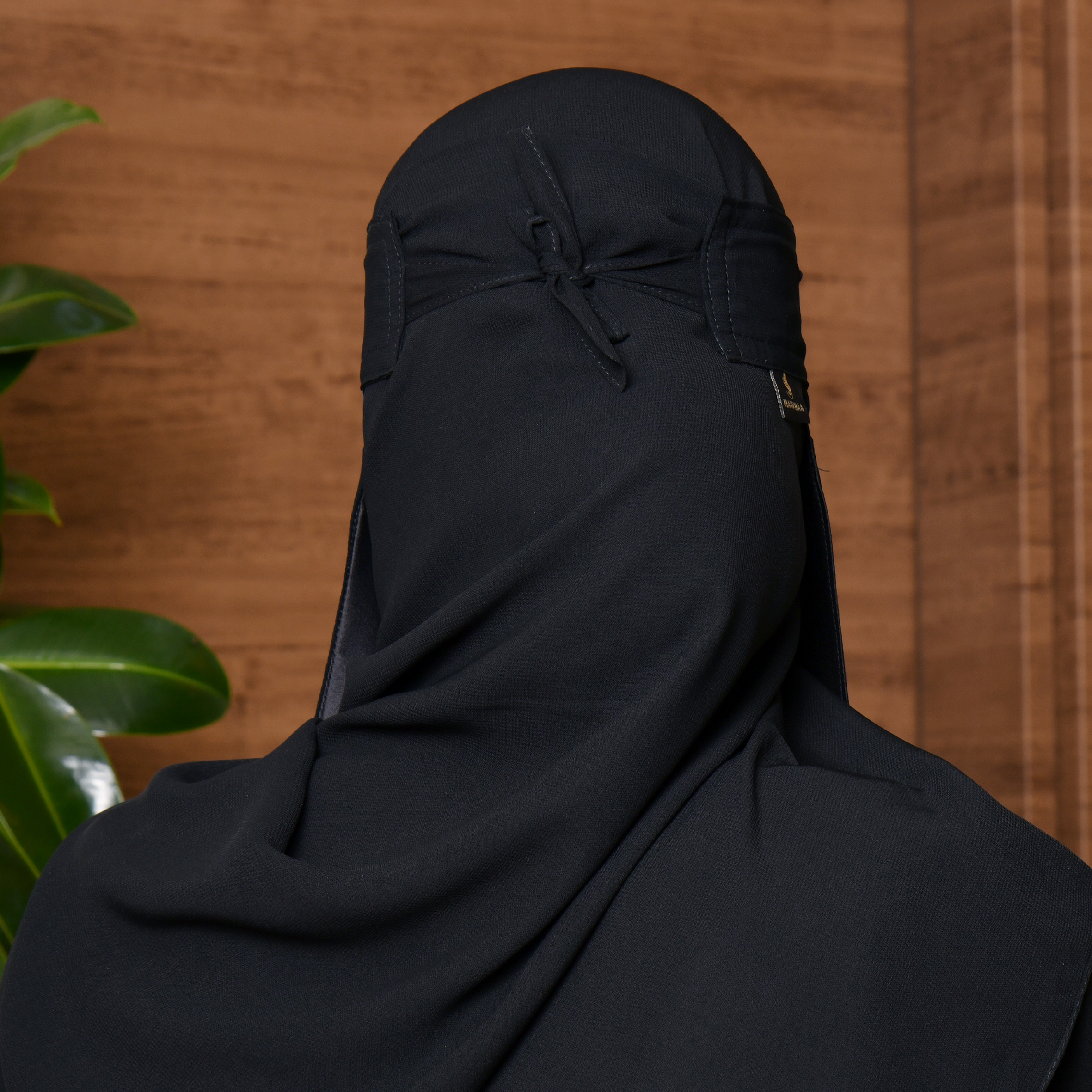  نقاب قصير بمطاط مائل  وبطانه حرير ورباط اغلاق 