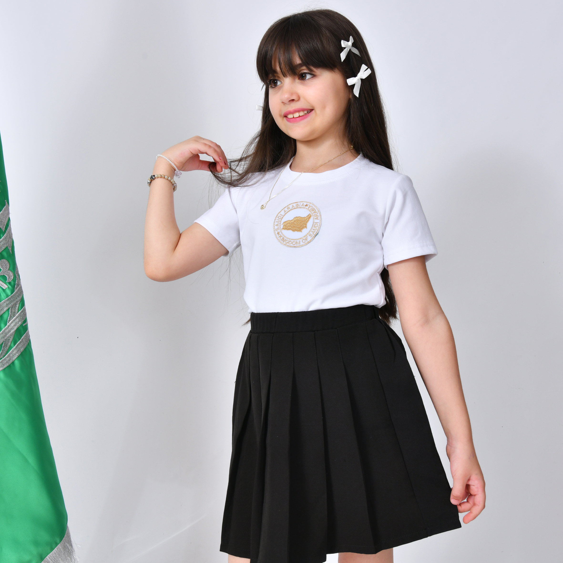  تيشيرت ابيض بتطريز ذهبي خريطة المملكة (للأولاد والبنات) 