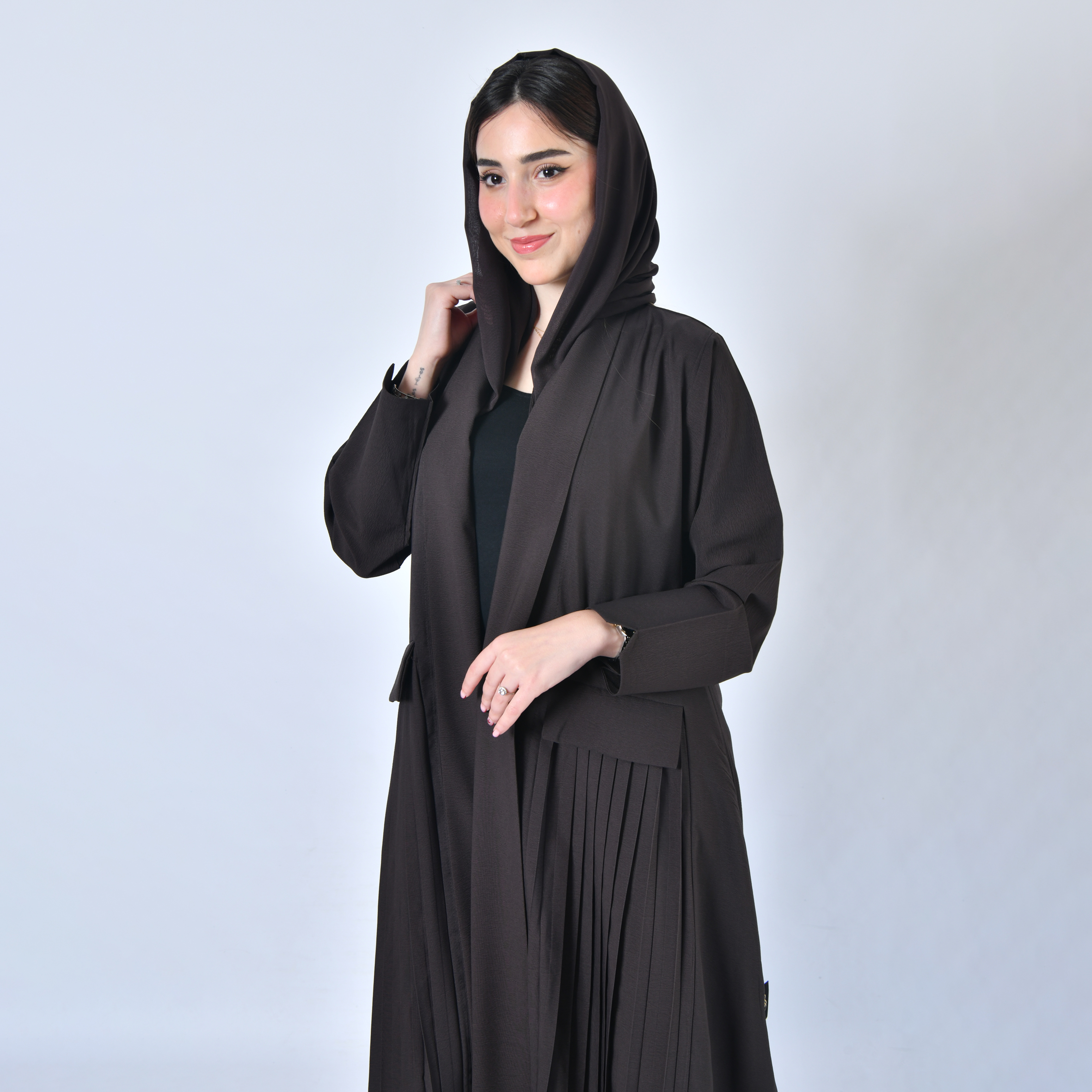  عباية لف ربع كلوش باللون البني بكسرات على جانبي العباية  