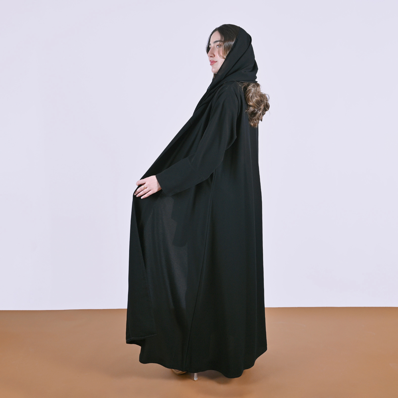  عباية لف سوداء تصميم أنيق بلمسة مختلفة بتداخل الجاكار المنقش بتفصيل جانبي 