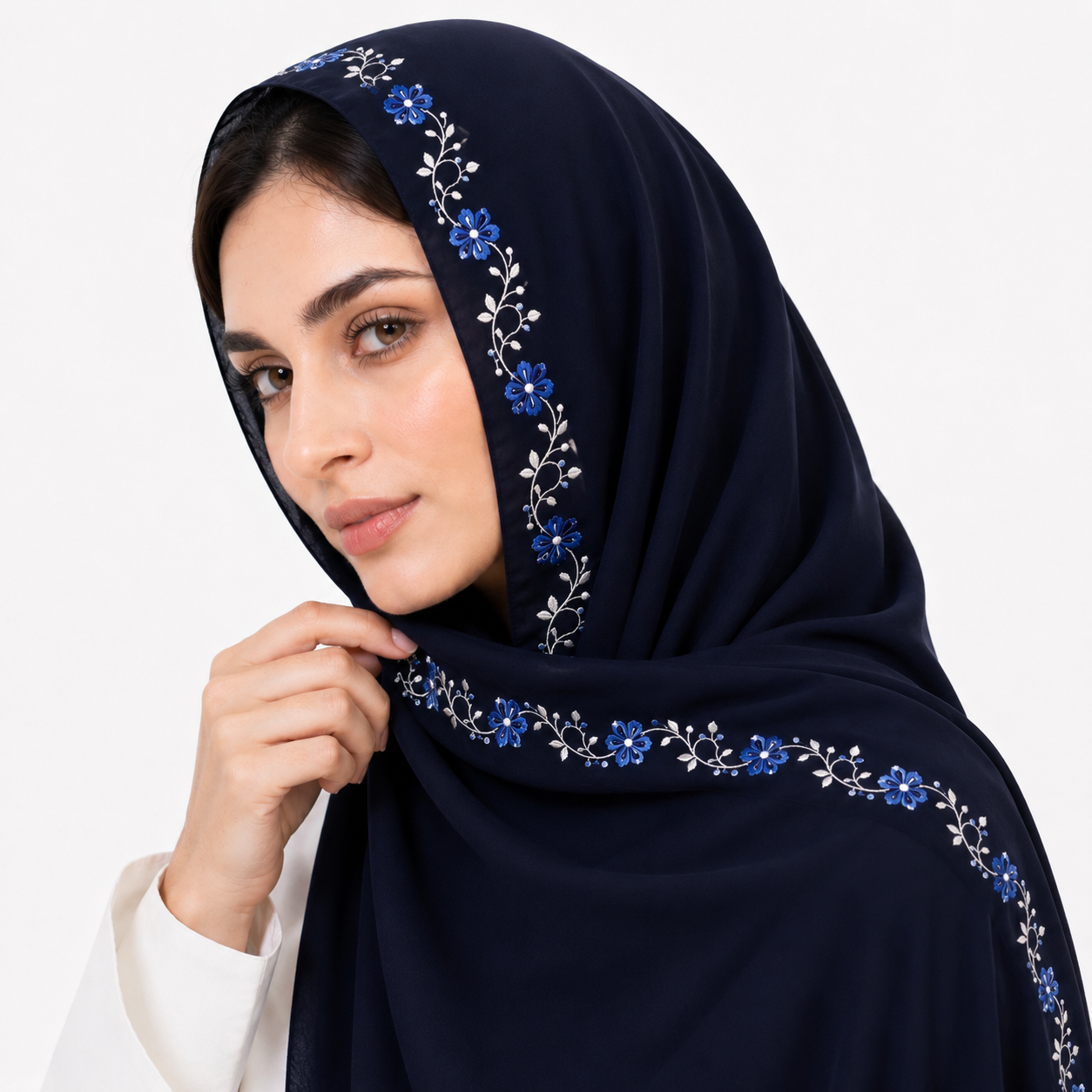  طرحة باللون الكحلي الداكن مزينة بتطريز 
