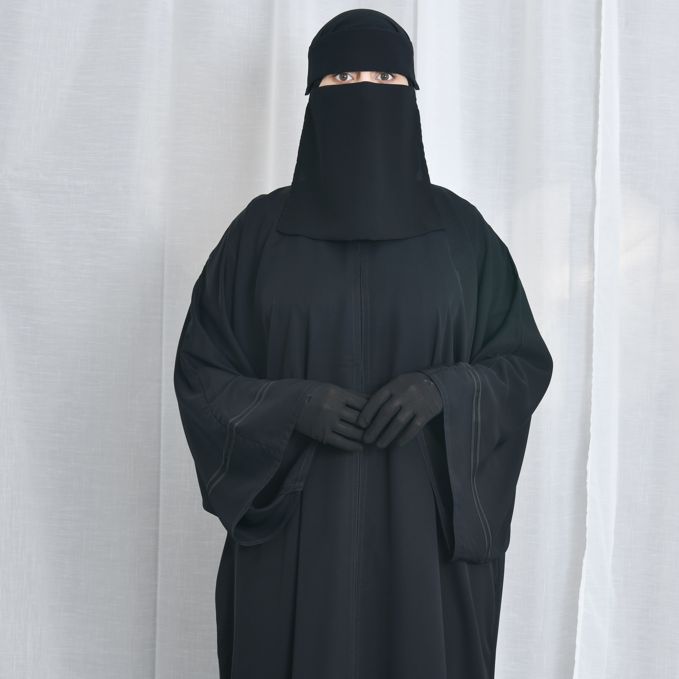  عباية كتف سوداء مغلقة بطقطق وكم واسع مزين بقيطان 