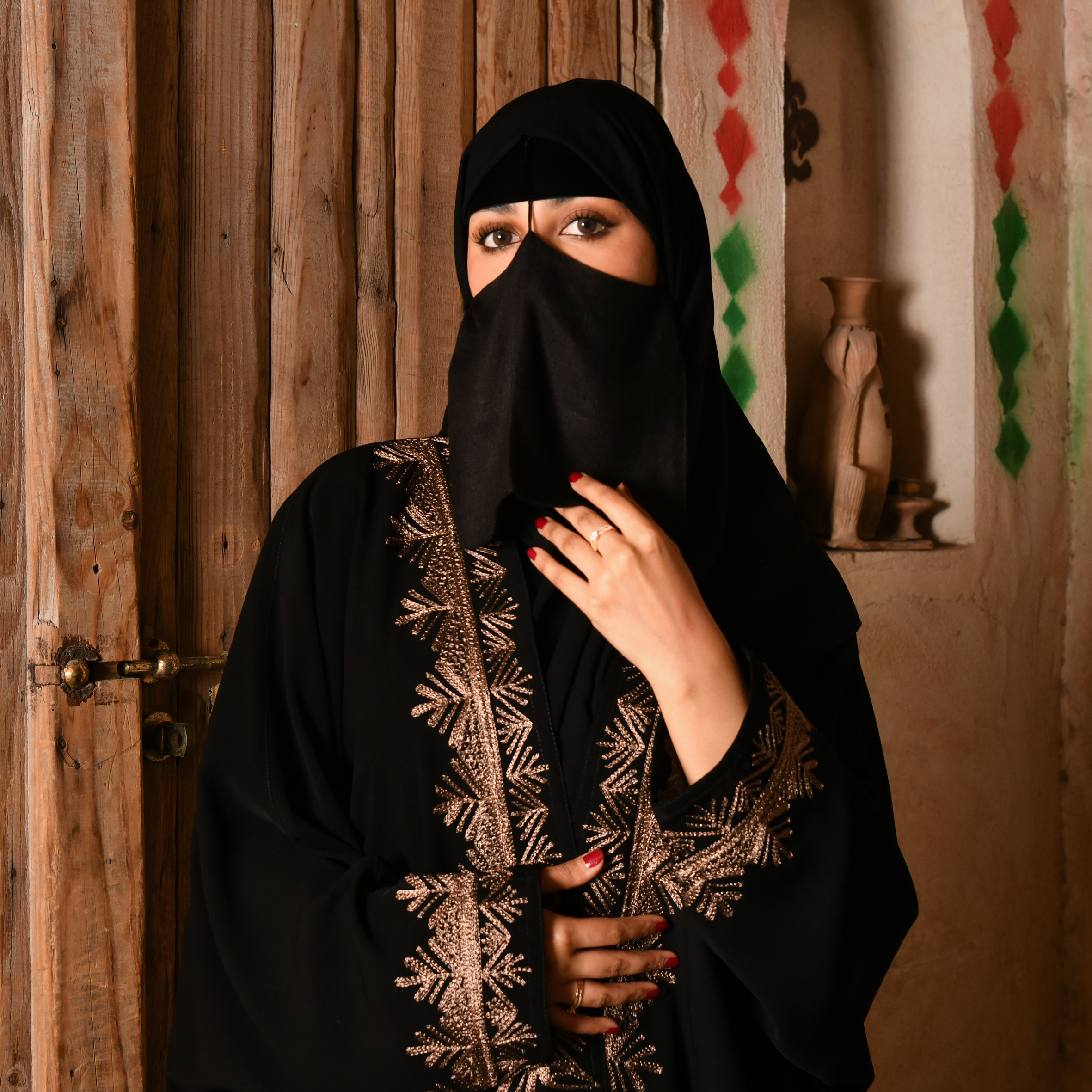  عباية بشت لف بتطريز نقوشات السدو المدموجة بالثقافة العسيرية باللون النحاسي الماع 