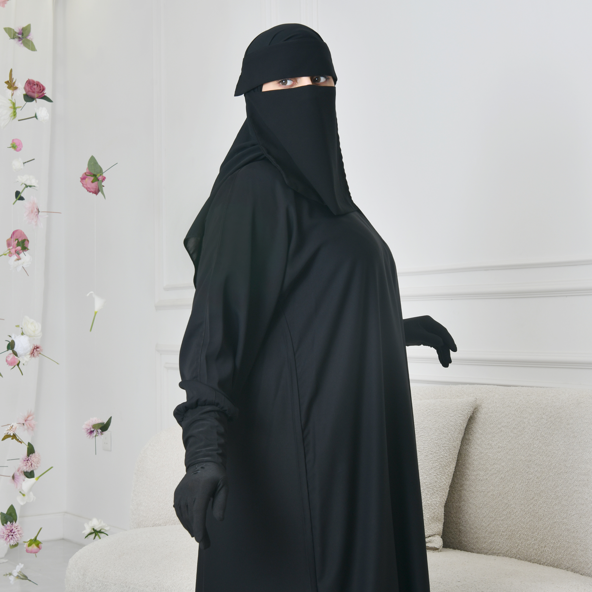  عباية كتف سوداء سادة مغلقة بطقطق من الاعلى واكمام زم ستريش 