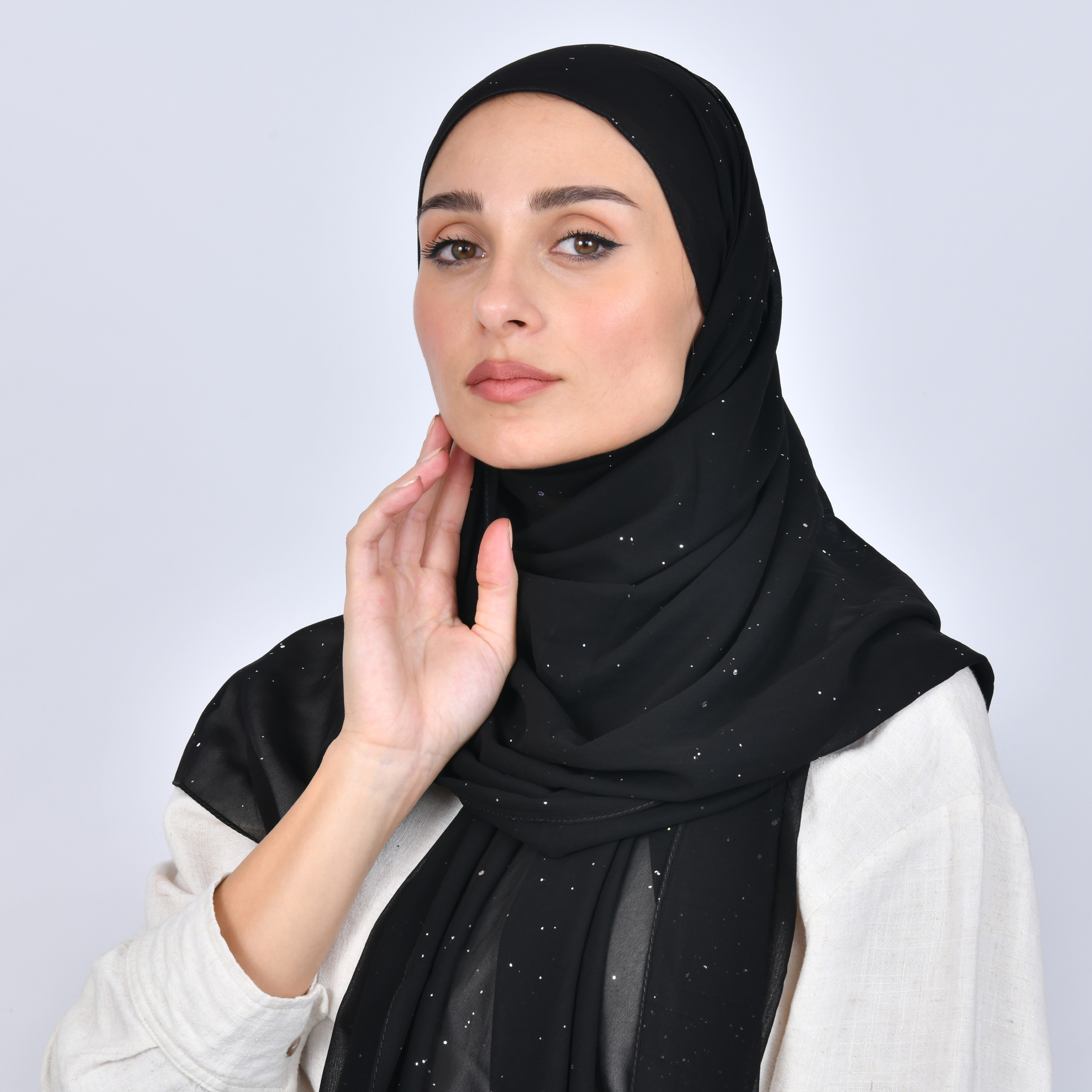  طرحة حرير سوداء بطبعات فضية لامعة 