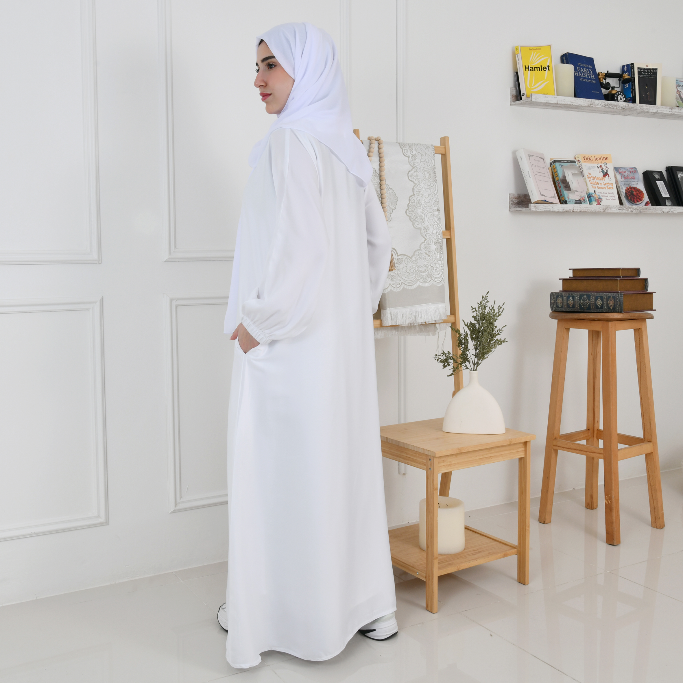  عباية الحج والعمرة كتف  ربع كلوش بكم مزموم وسحاب اغلاق وجيوب مخفية مع بدلة طقم  