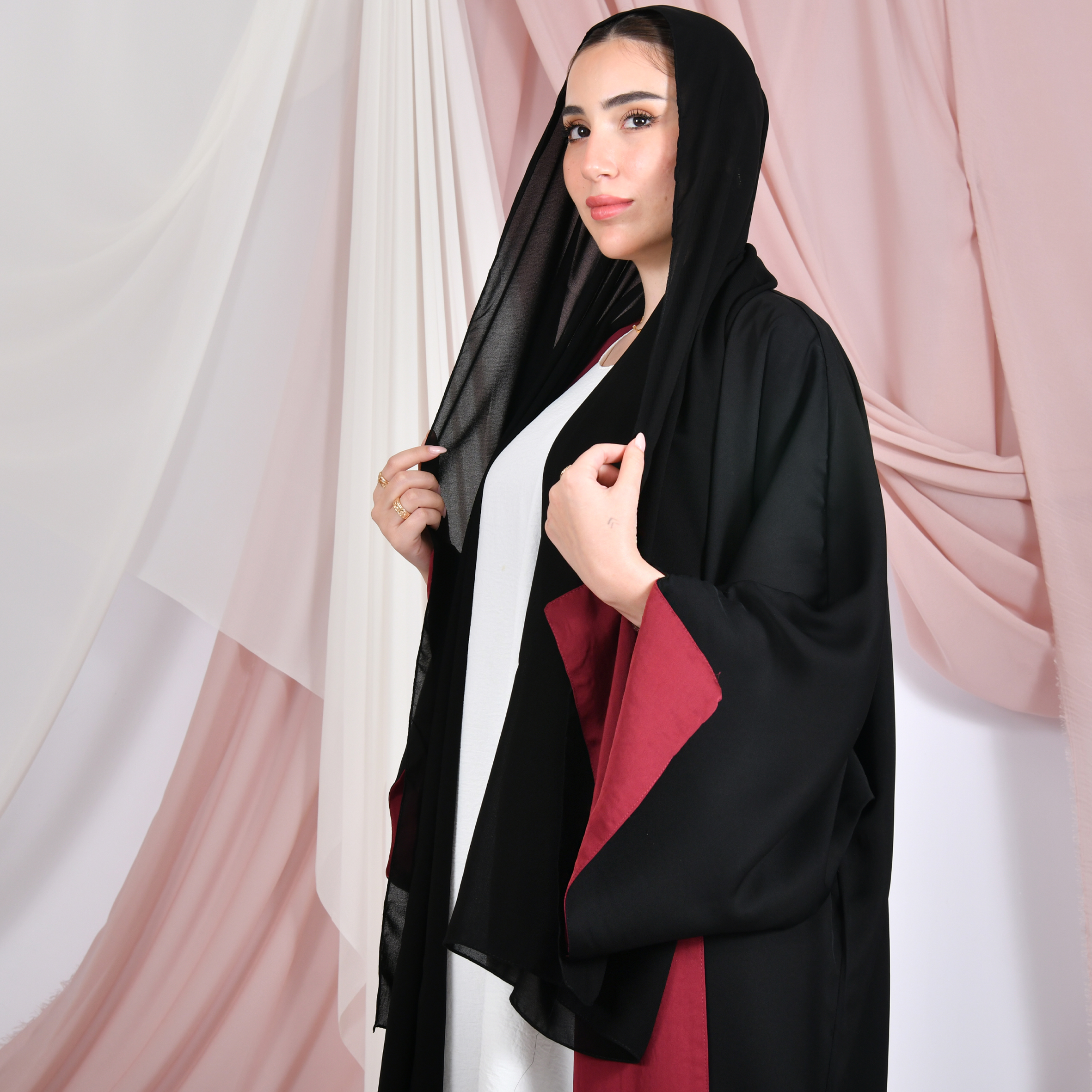  عباية لف دبل فيس باللون الاسود والاحمر الهادى بكم واسع 