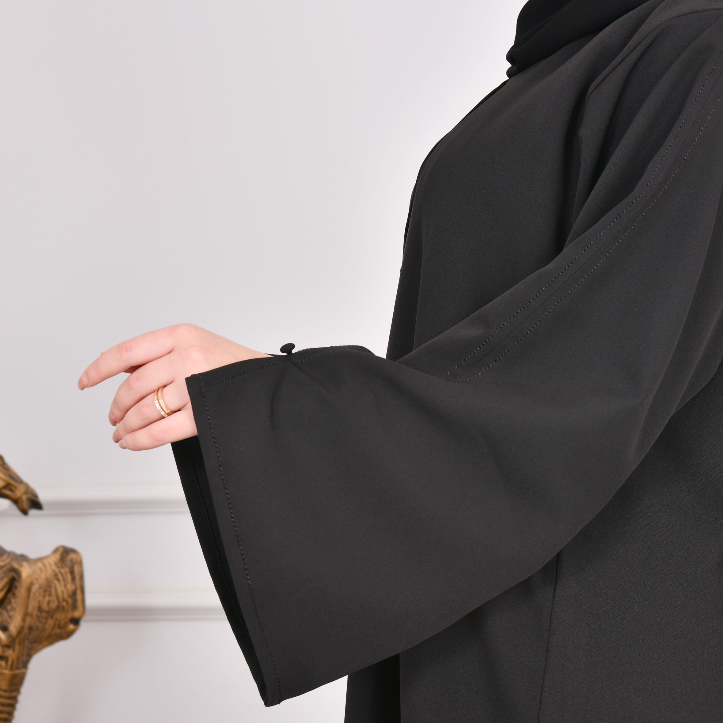  عباية سوداء تصميم اماراتي  ربع كلوش بكسرات طولية مزينة بأزرار جانب واحد  