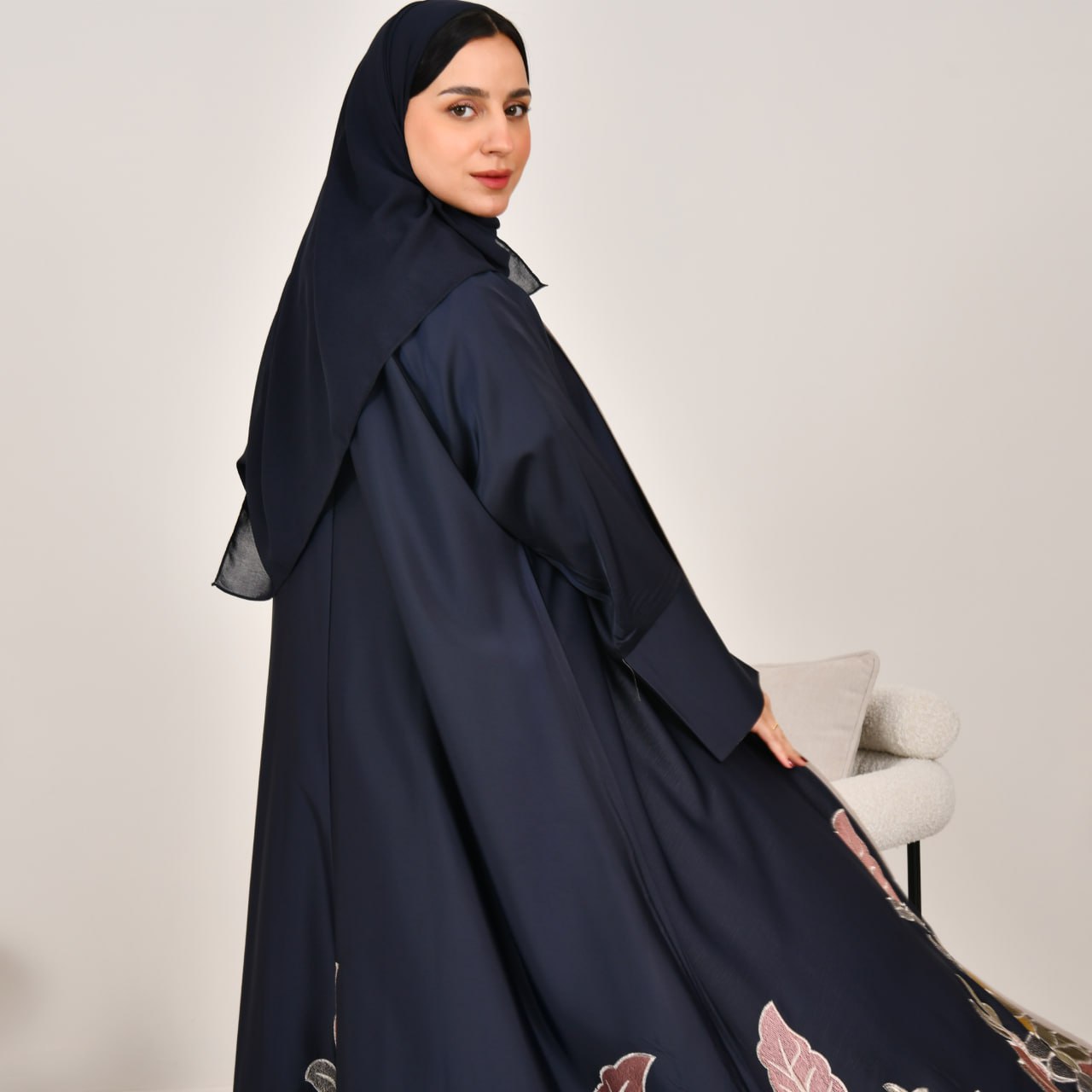  عباية لف نص كلوش باللون الكحلي بتطريزات اسفل العباية 