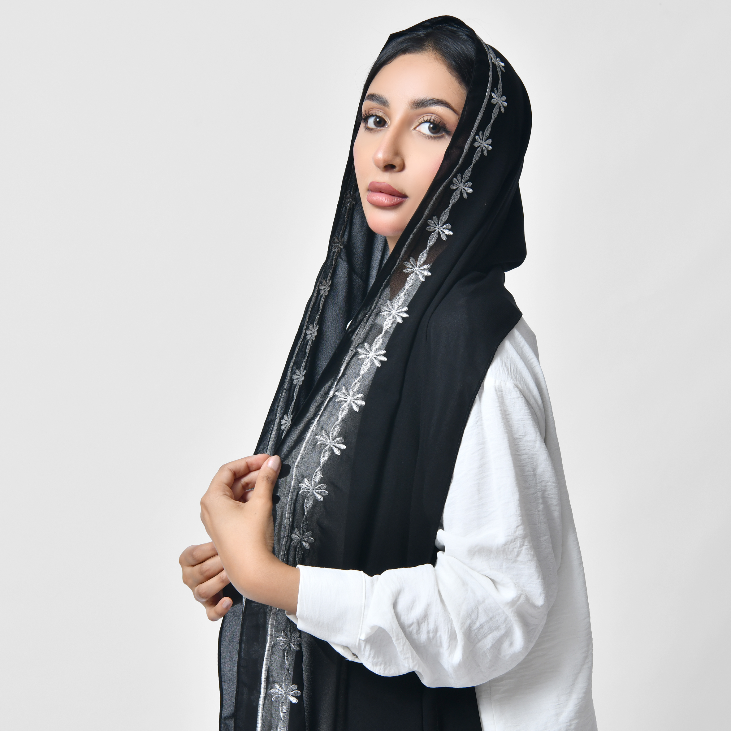  طرحة سوداء بتطريز فضي زاهي 