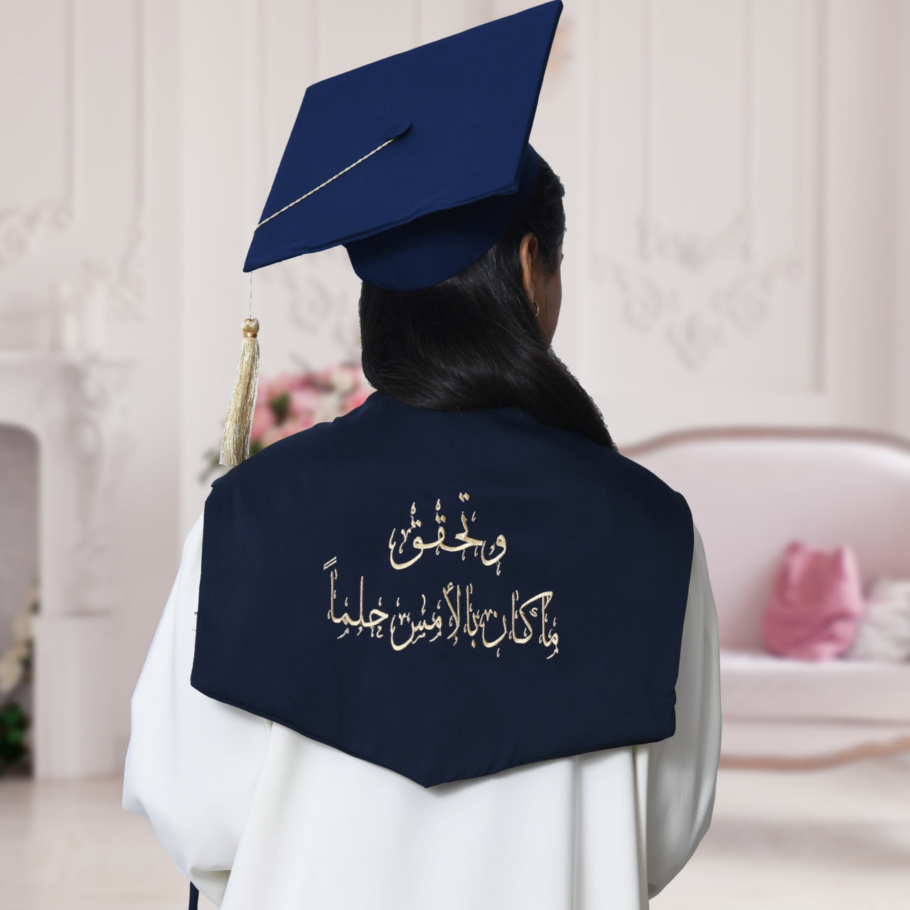 زي التخرج عباية باللون الابيض بكم عريض مفتوح مزين بفيونكة مع وشاح وكاب سادة باللون الكحلي الداكن 