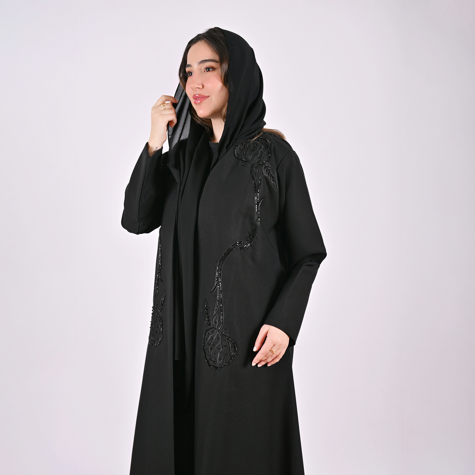  عباية روزا سوداء مزينة بشك وتطريز راقي 