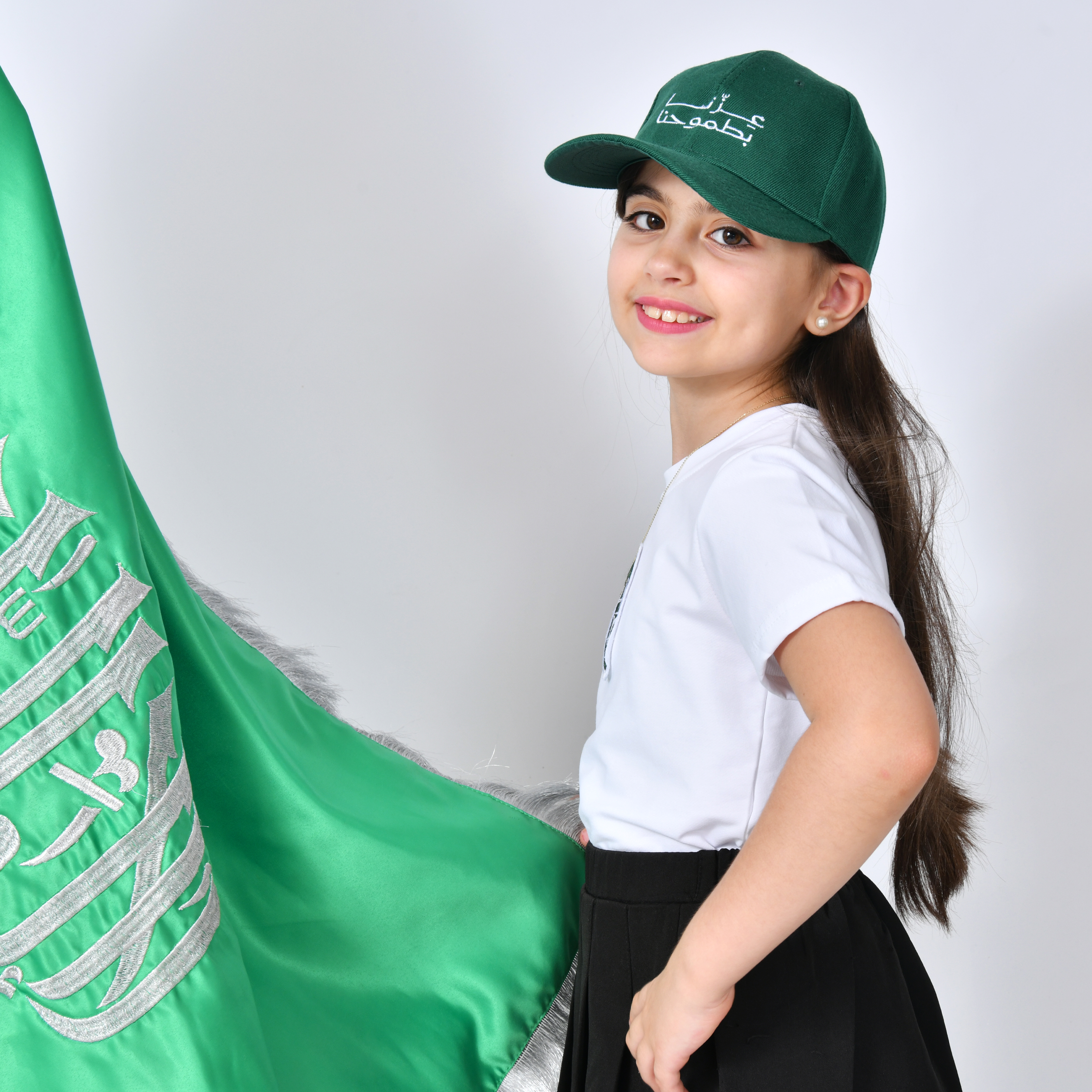  تيشيرت ابيض بتطريز شعار بصمة السيفين والنخلة (للأولاد والبنات) 