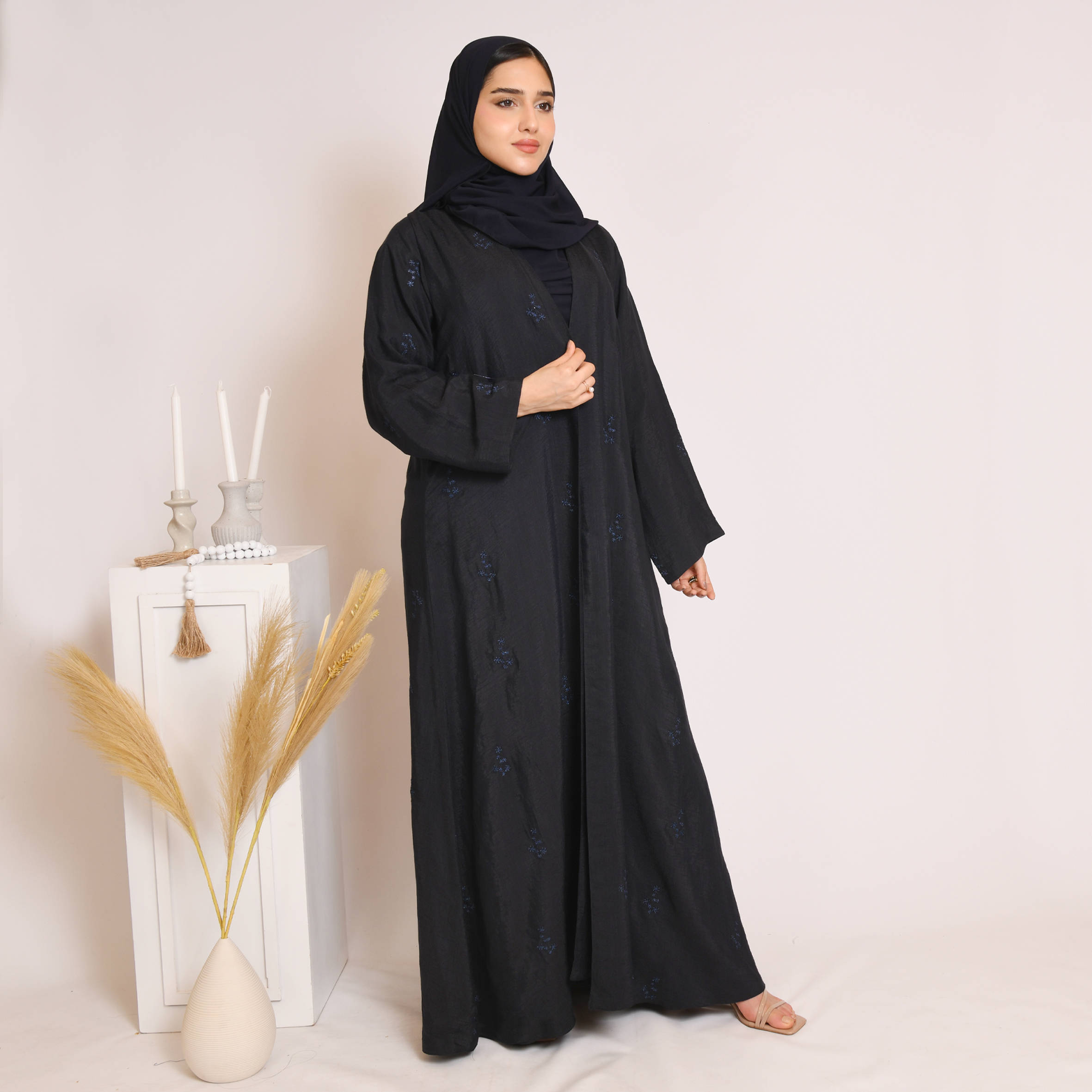  عباية لف باللون الكحلي بتطريز زاهي على كامل العباية 