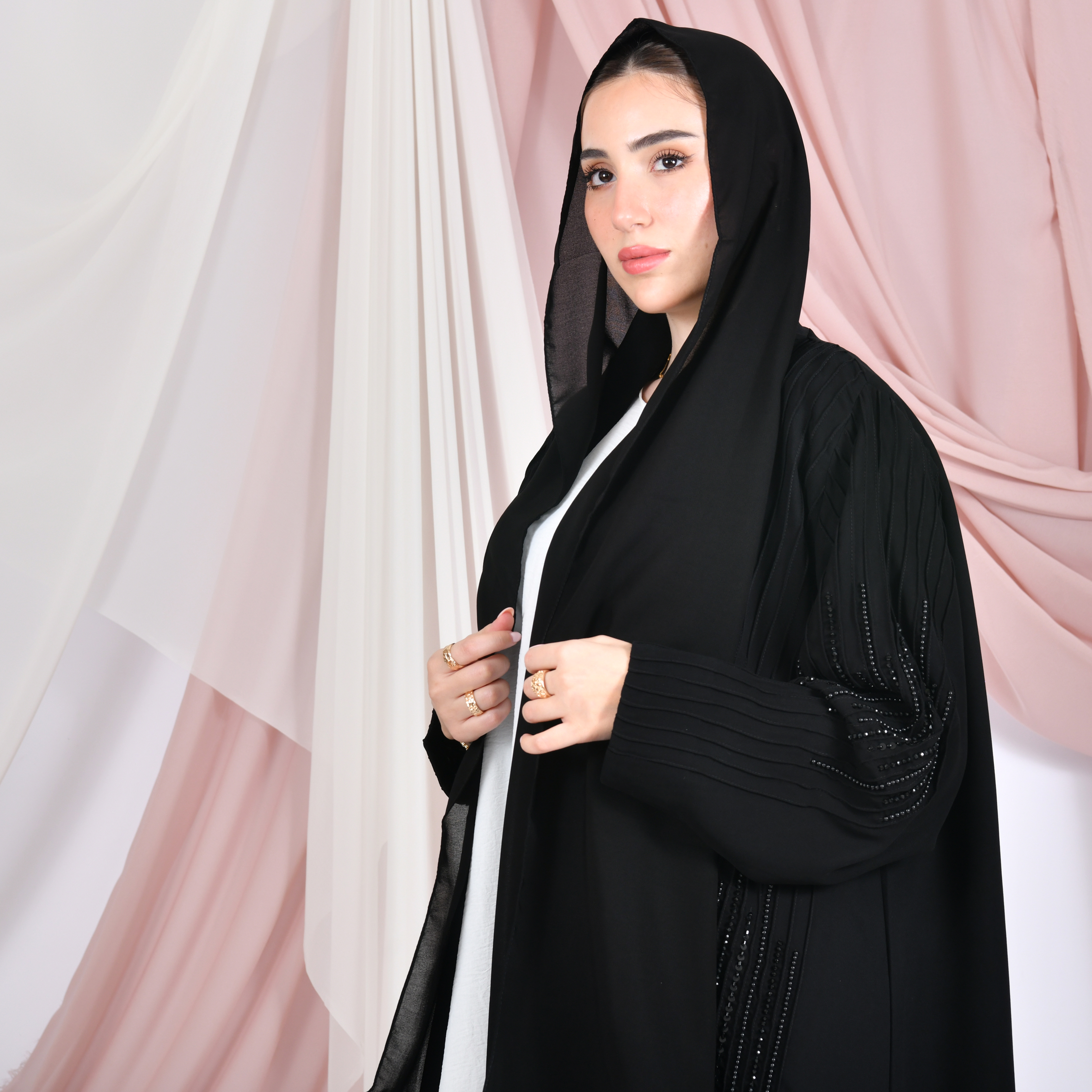  عباية لف سوداء بتفاصيل انيقة مزينة بشك اسود 