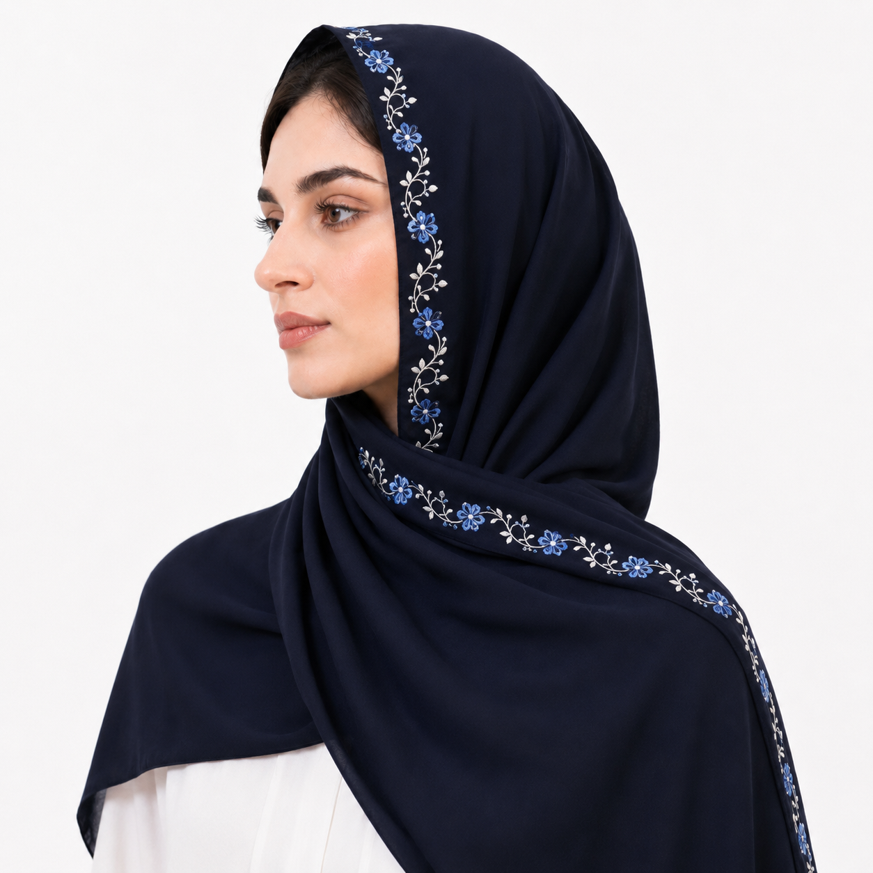  طرحة باللون الكحلي الداكن مزينة بتطريز 