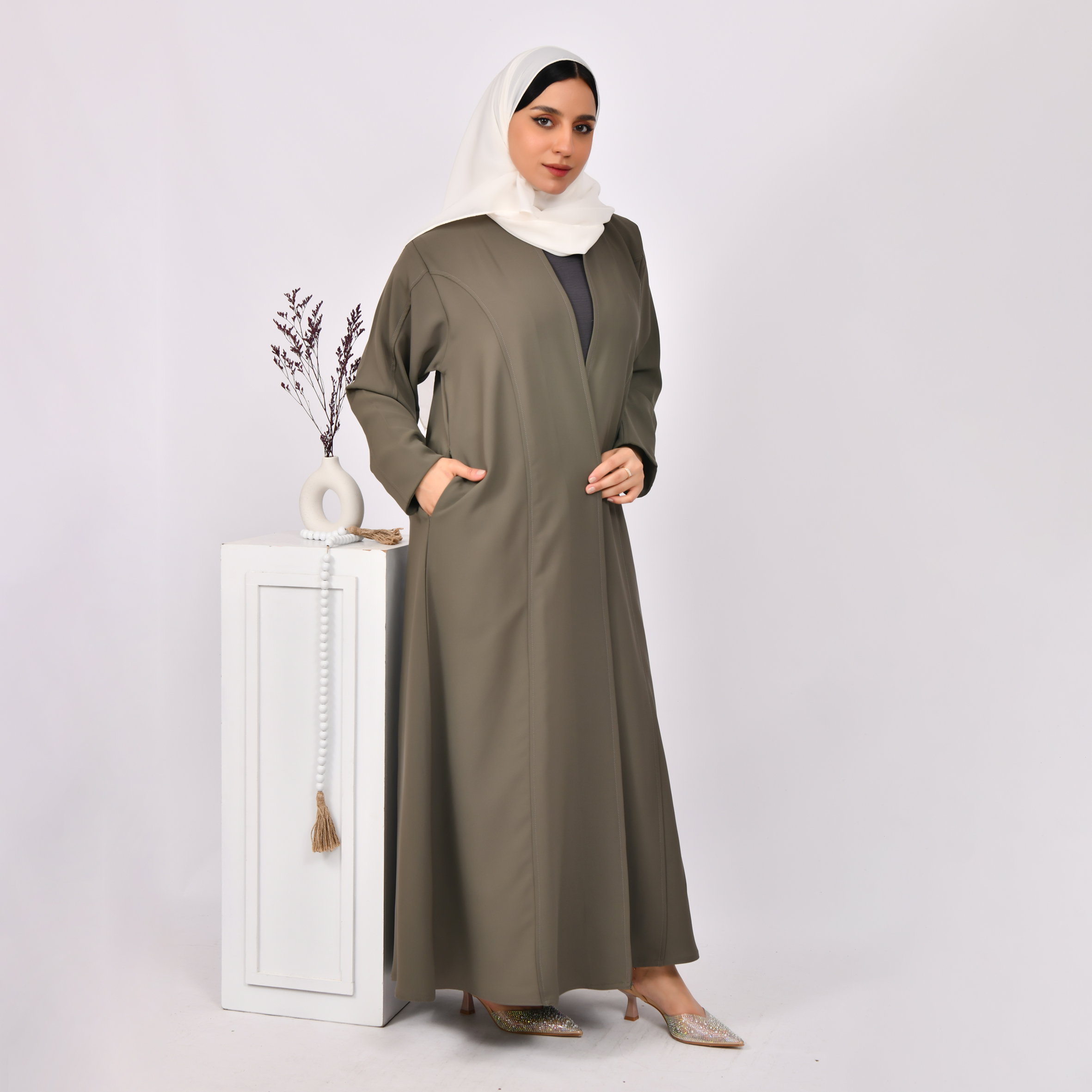  عباية لف باللون الاخضر الزيتي الفاتح ربع كلوش بخطوط تفصيلية مع جيوب جانبية مخفية 