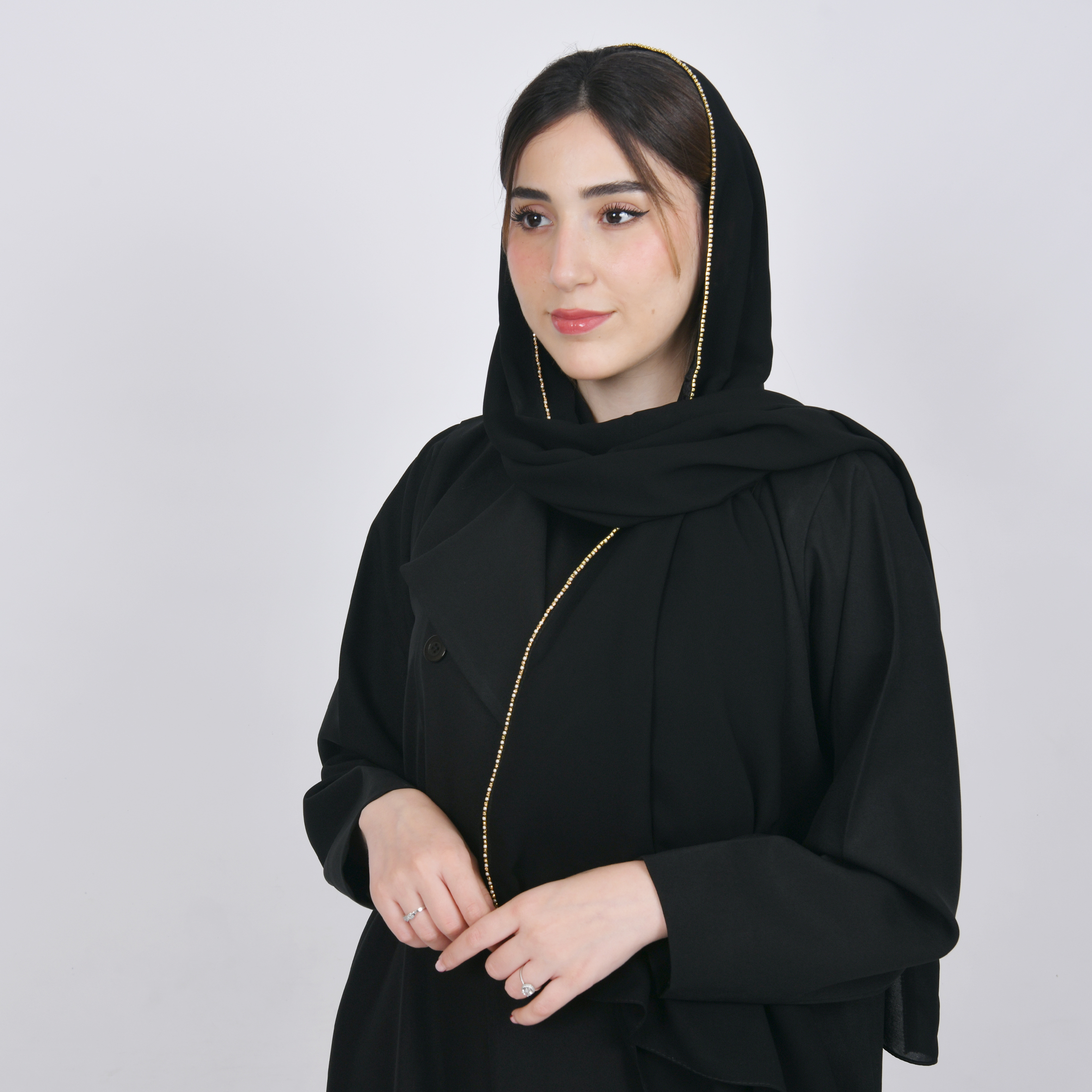  طرحه حرير سوداء بشك ذهبي  دائري صغير 