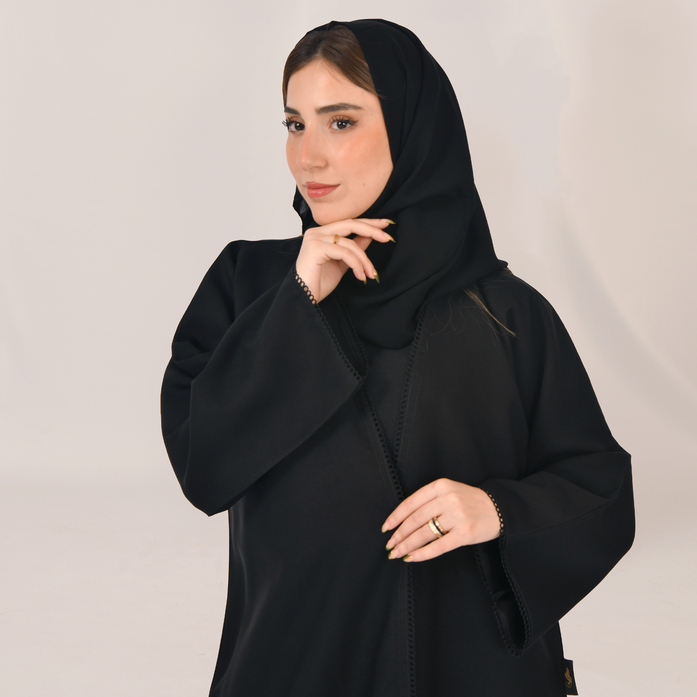 عباية لف سوداء وتطريز يدوي على جانبي العباية من الأسفل 