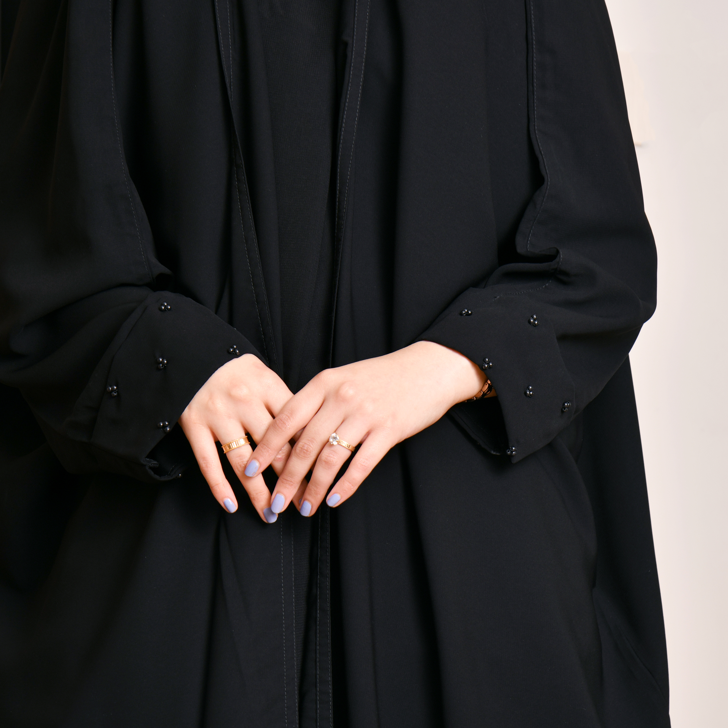  عباية راس لف بأكمام ضيقة مزينة بلؤلؤ اسود وقماش صيفي ناعم 