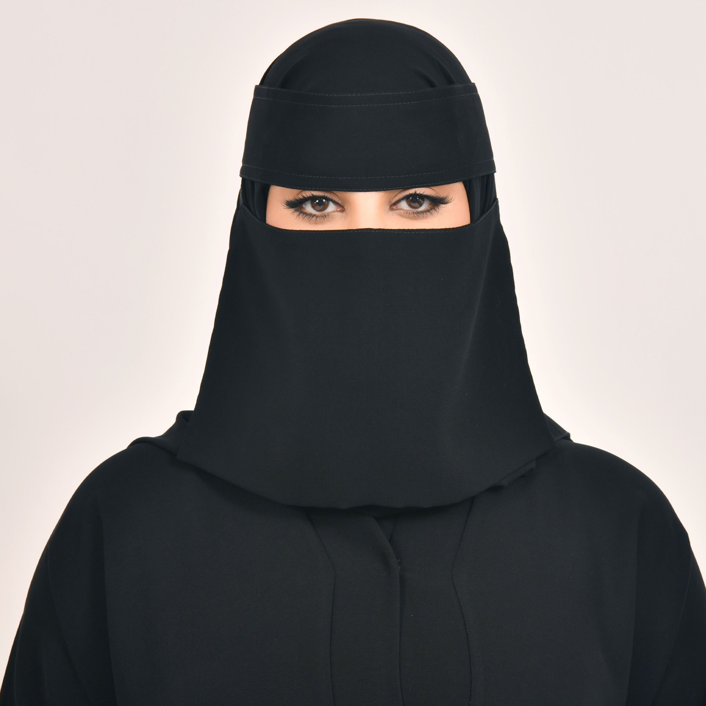  نقاب بمطاط مائل قصير جداً بربطة اغلاق 