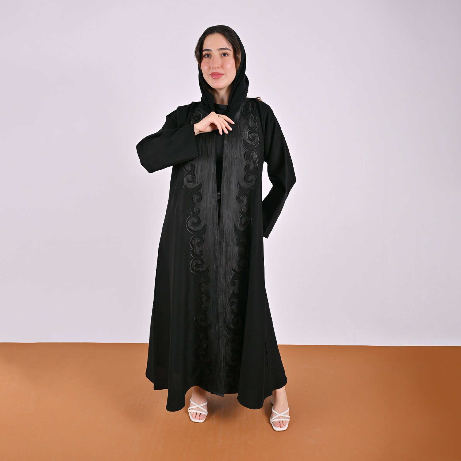 عباية لف سوداء بتصميم ناعم مع تداخل الجاكار المنقش على الواجهة 
