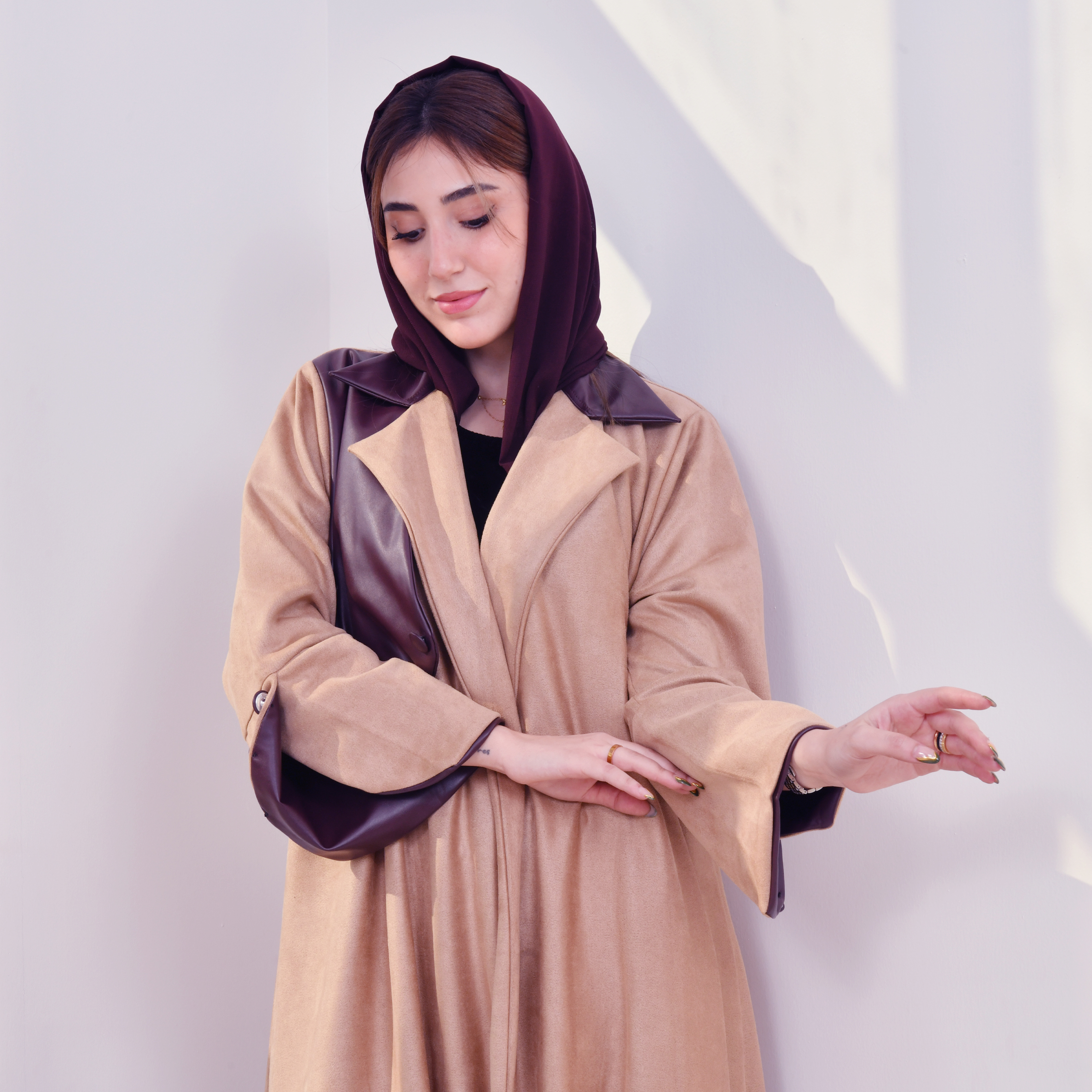  عباية لف شتوية من المخمل البيج مع تداخل الجلد العنابي الداكن و اكمام واسعه مزينة  بأزرا 