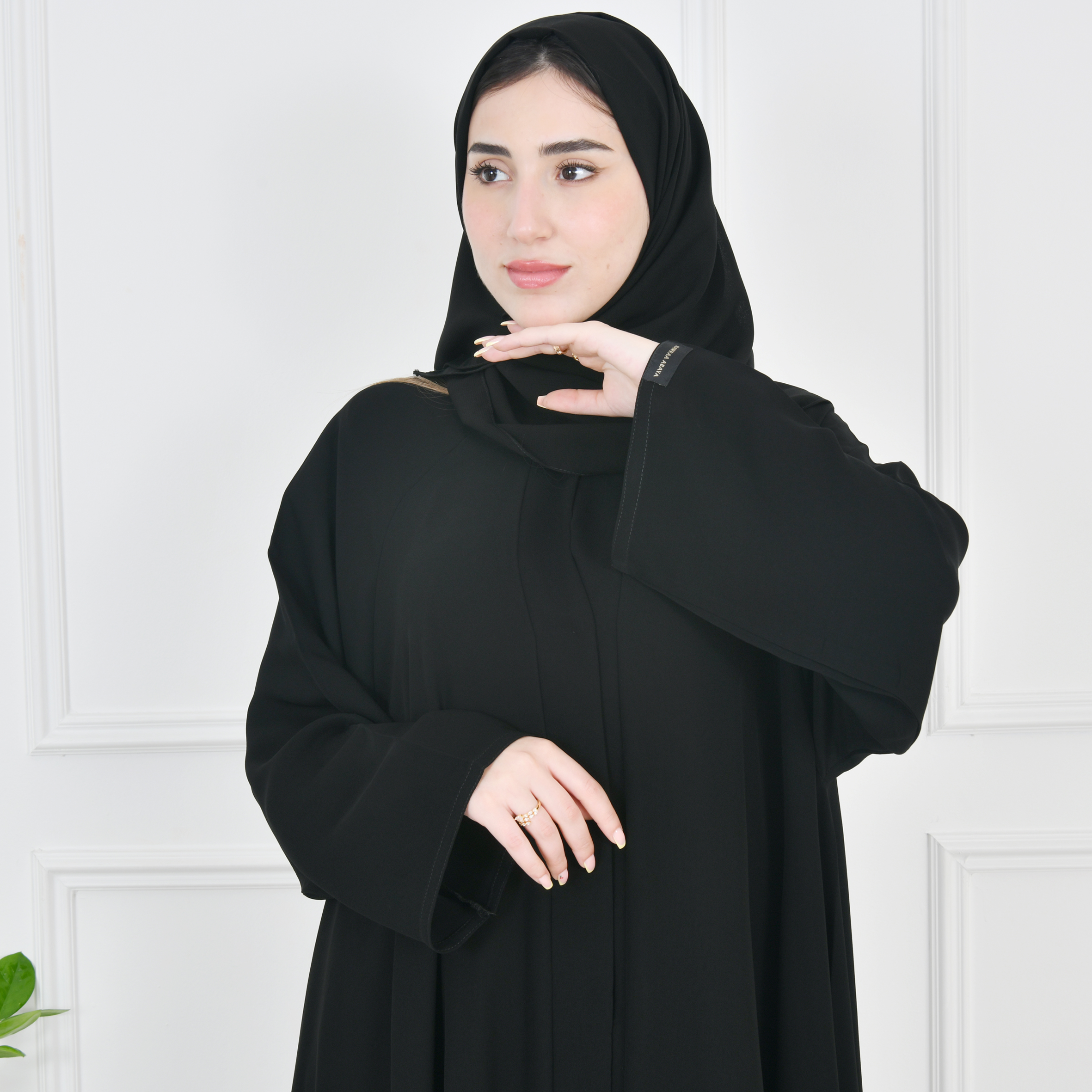  عباية سوداء كلوش مغلقة بطقطق  