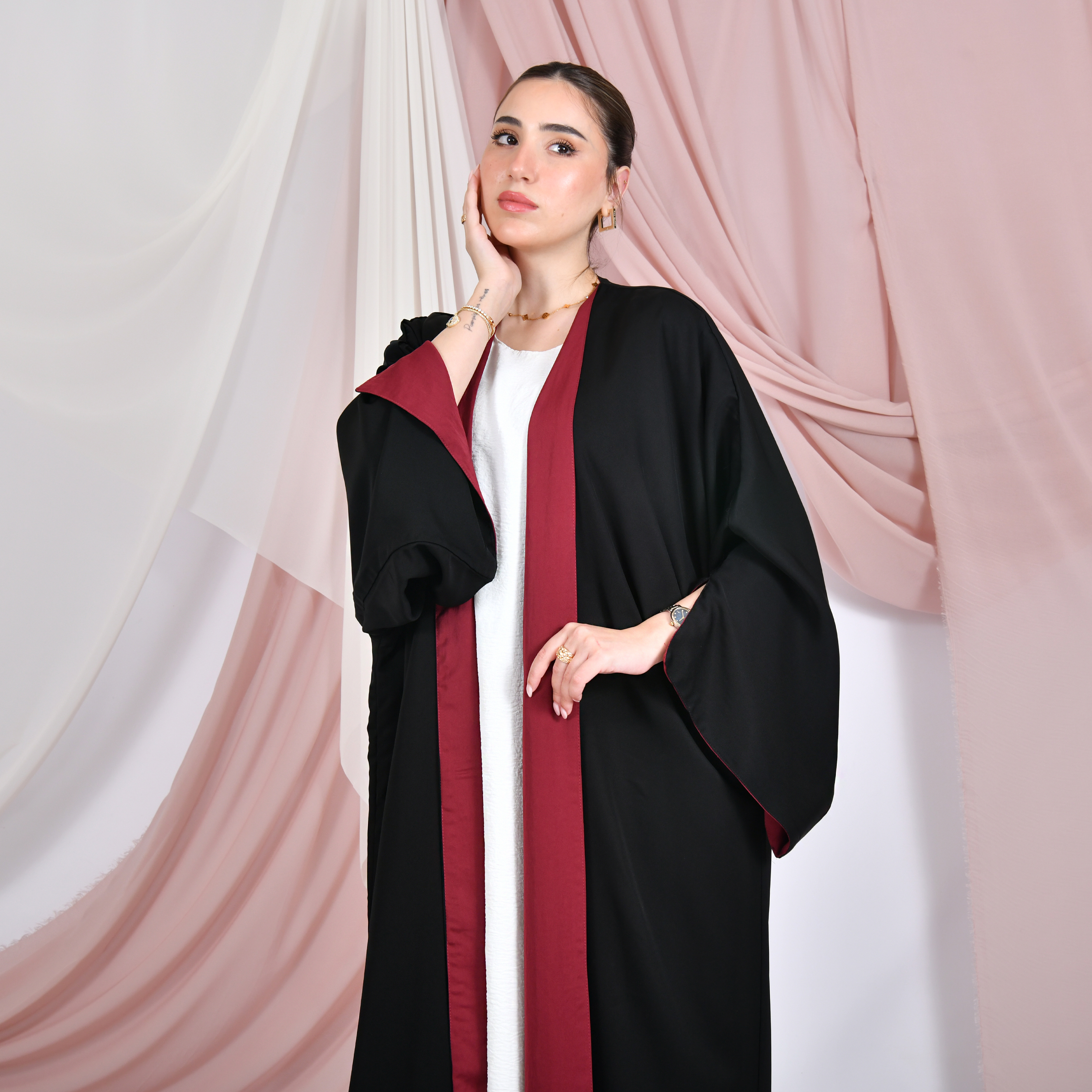  عباية لف دبل فيس باللون الاسود والاحمر الهادى بكم واسع 