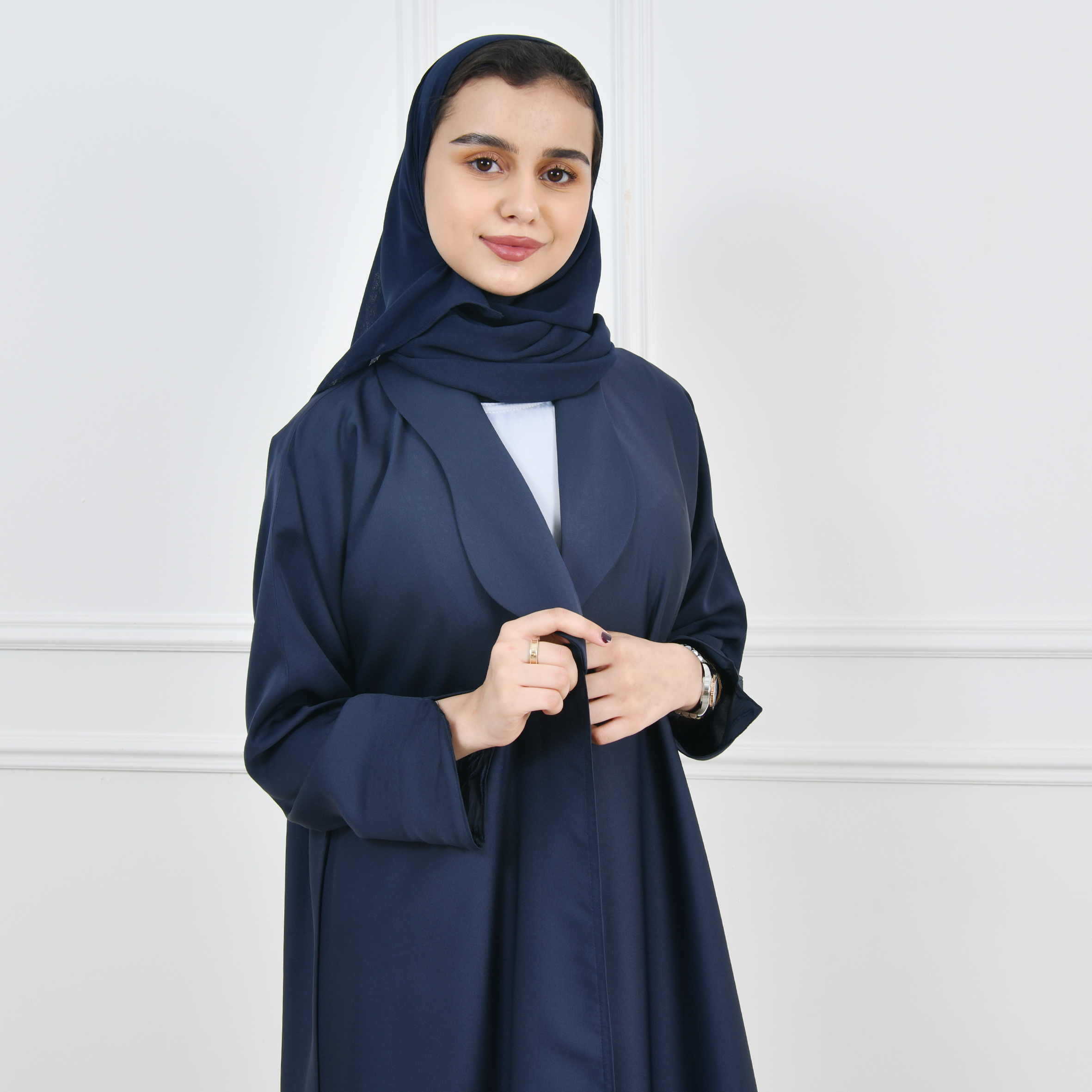  عباية بناتية بليزر باللون الكحلي بياقة متموجة مع سديري منفصل بقماش الجاكار  