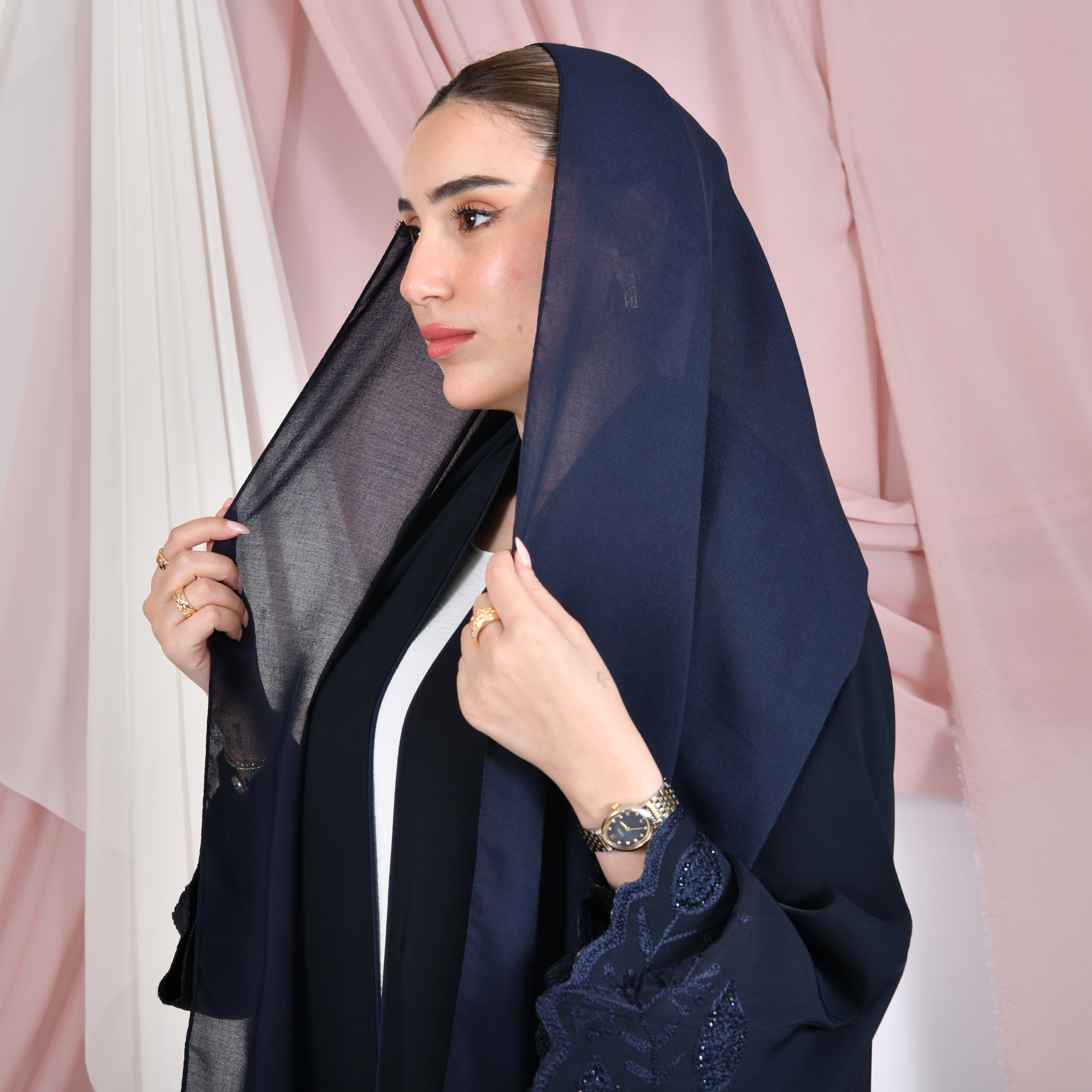  عباية لف باللون الكحلي ربع كلوش بقماش صيفي بتطريز مزين بفصوص على الاكمام واسفل العباية 