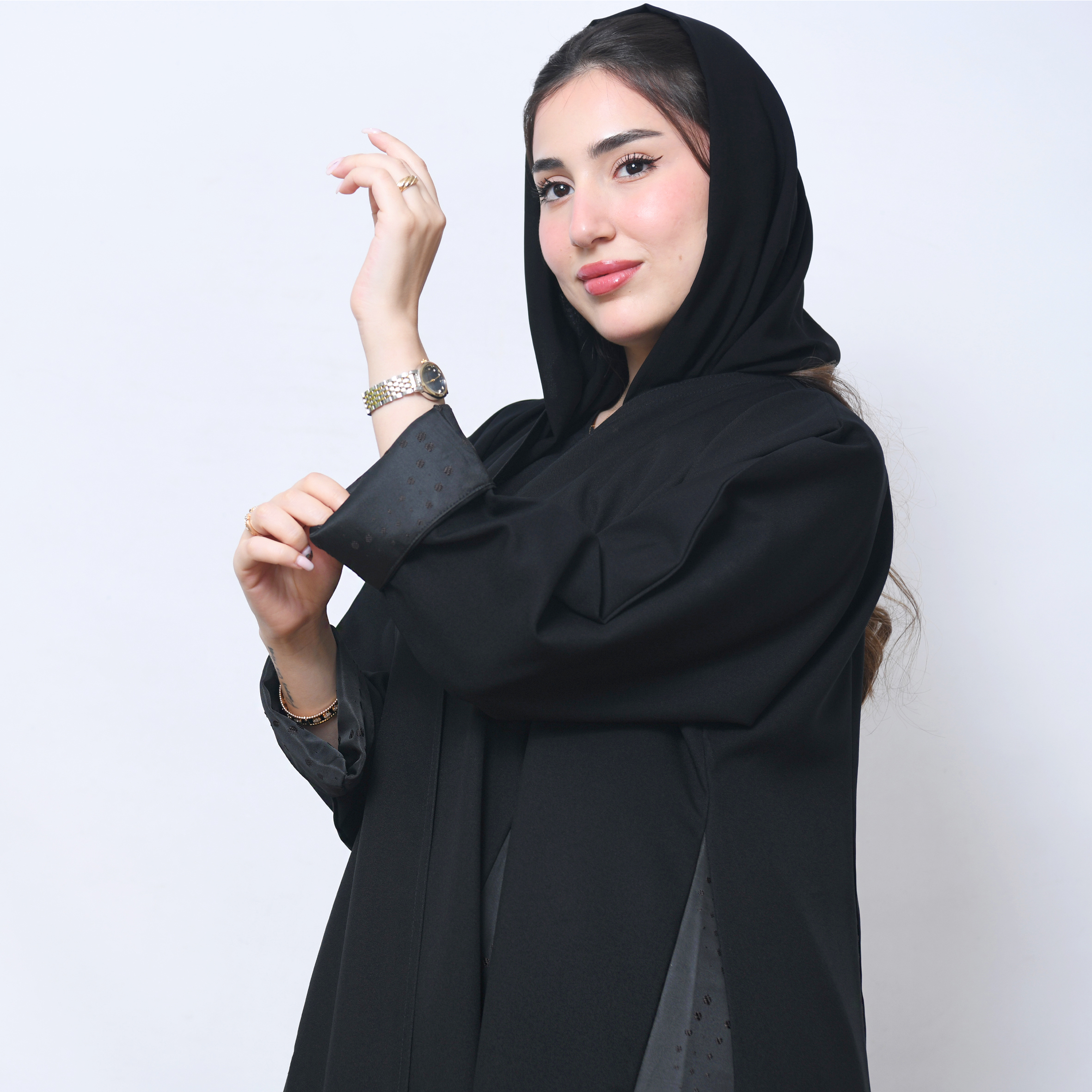 عباية لف كلوش راقي مع تداخل الجاكار  المنقط باللون البني الداكن على الاكمام الدبل واسفل العباية بشكل سهمي  