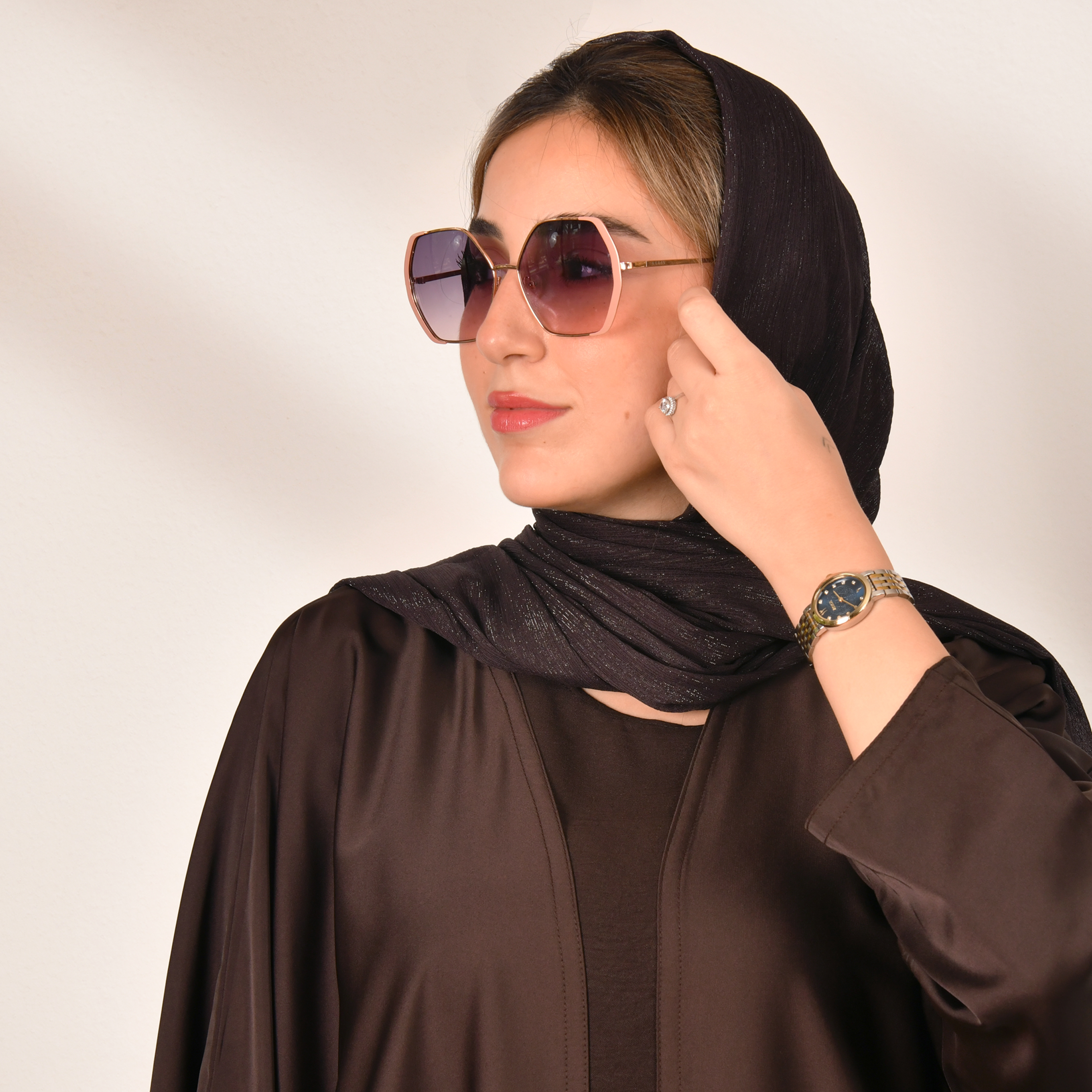  عباية لف من الحرير البارد بالون البني الداكن قطعة واحدة فقط 