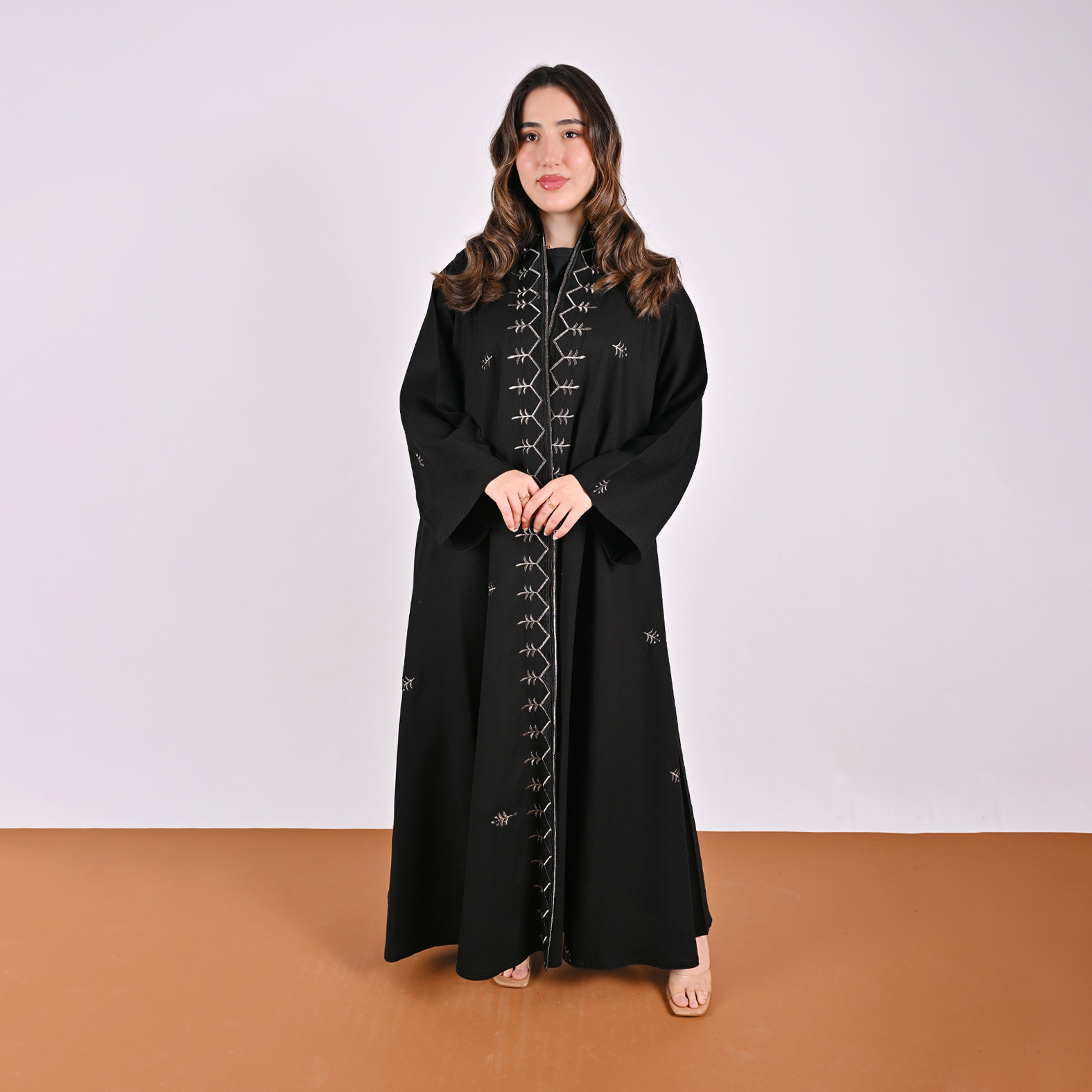  عباية سوداء كلوش بتصميم راقي مزينة بتطريز ذهبي 