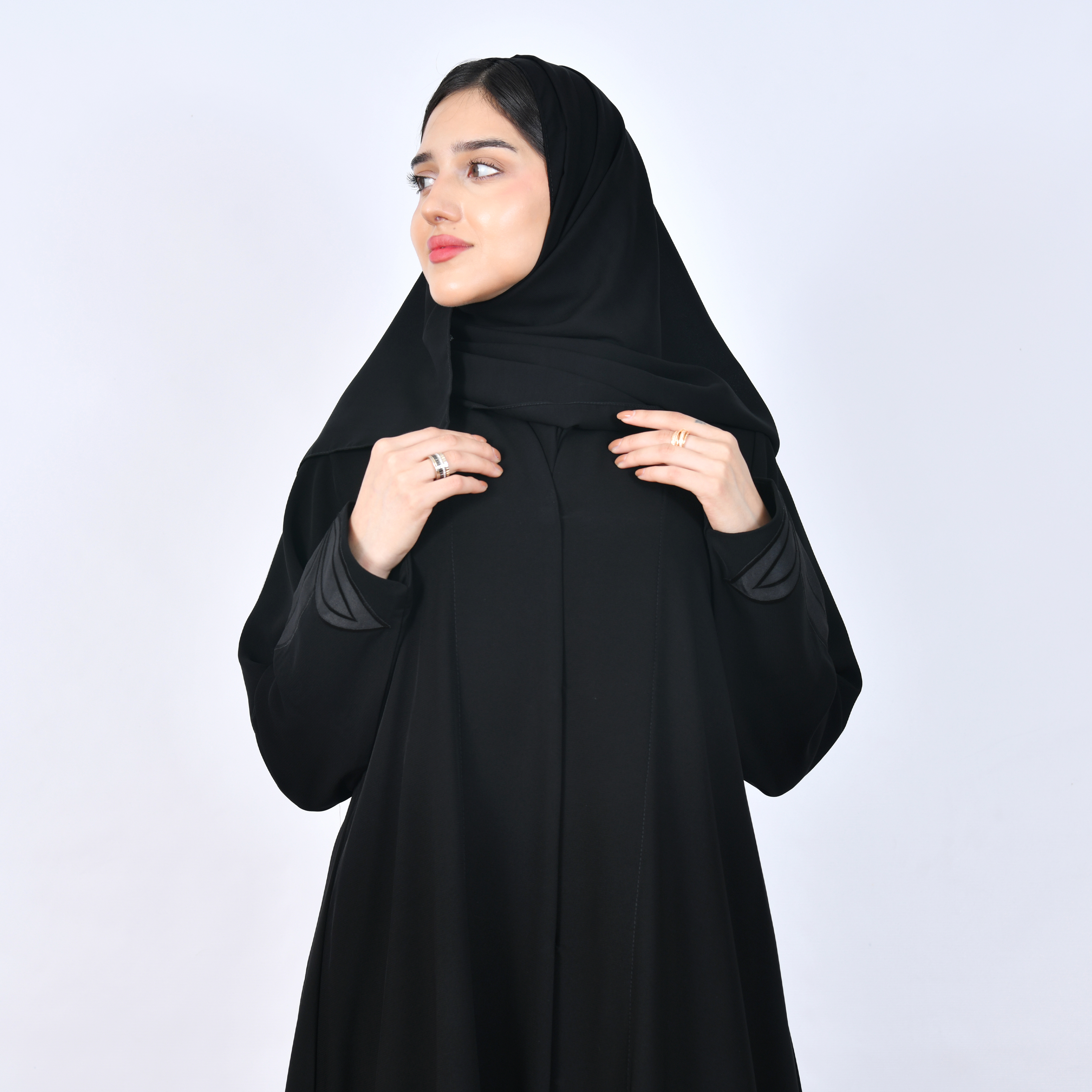 عباية سوداء أنيقة  بقَصّة نص كلوش بتطريز ناعم على الأكمام يضفي تفاصيل راقية 