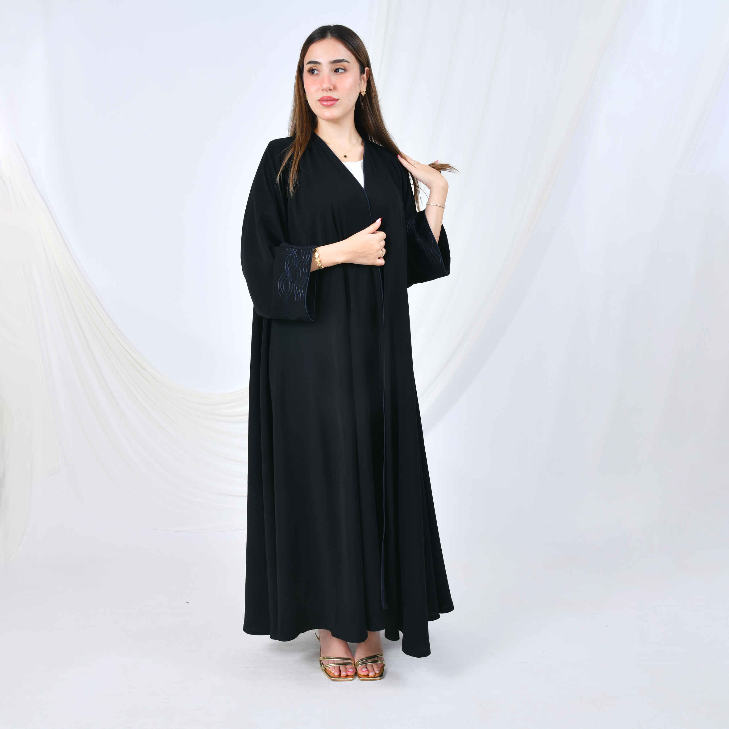  عباية كلوش فاخرة بتصميم بسيط وراقي وأكمام مطرزة بلون الكحلي مزينة بفصوص 
