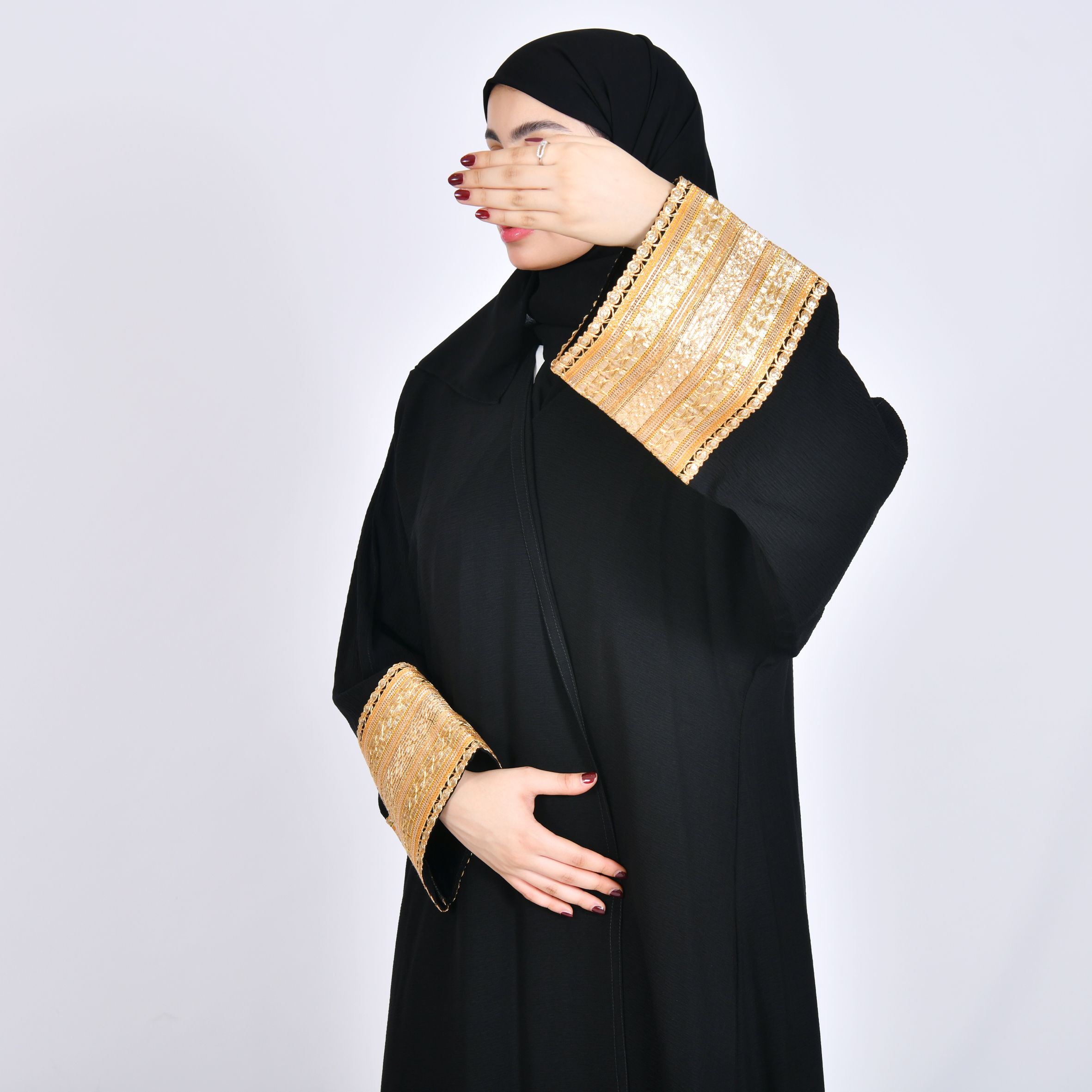  عباية لف سوداء بكلفة ذهبية  