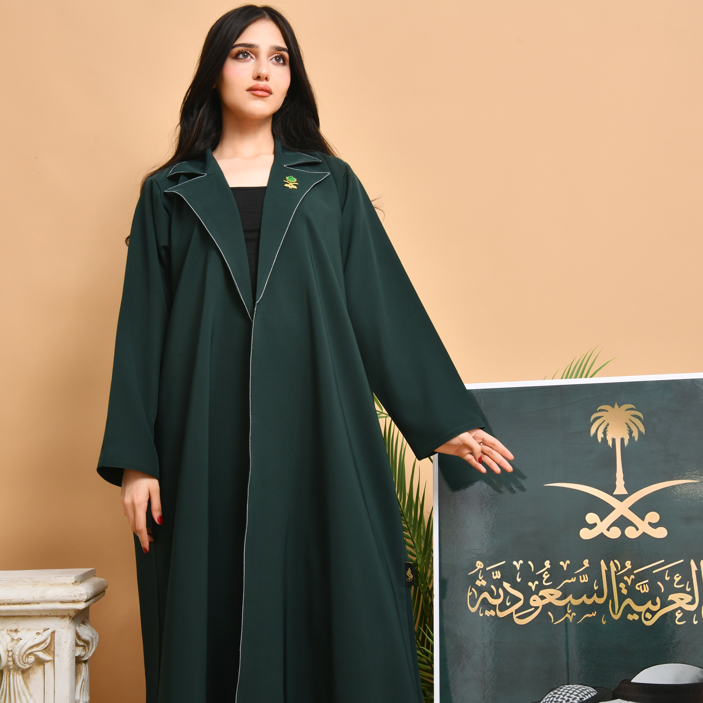  عباية بتصميم بليزر ربع كلوش بتطريز ابيض على الياقة  