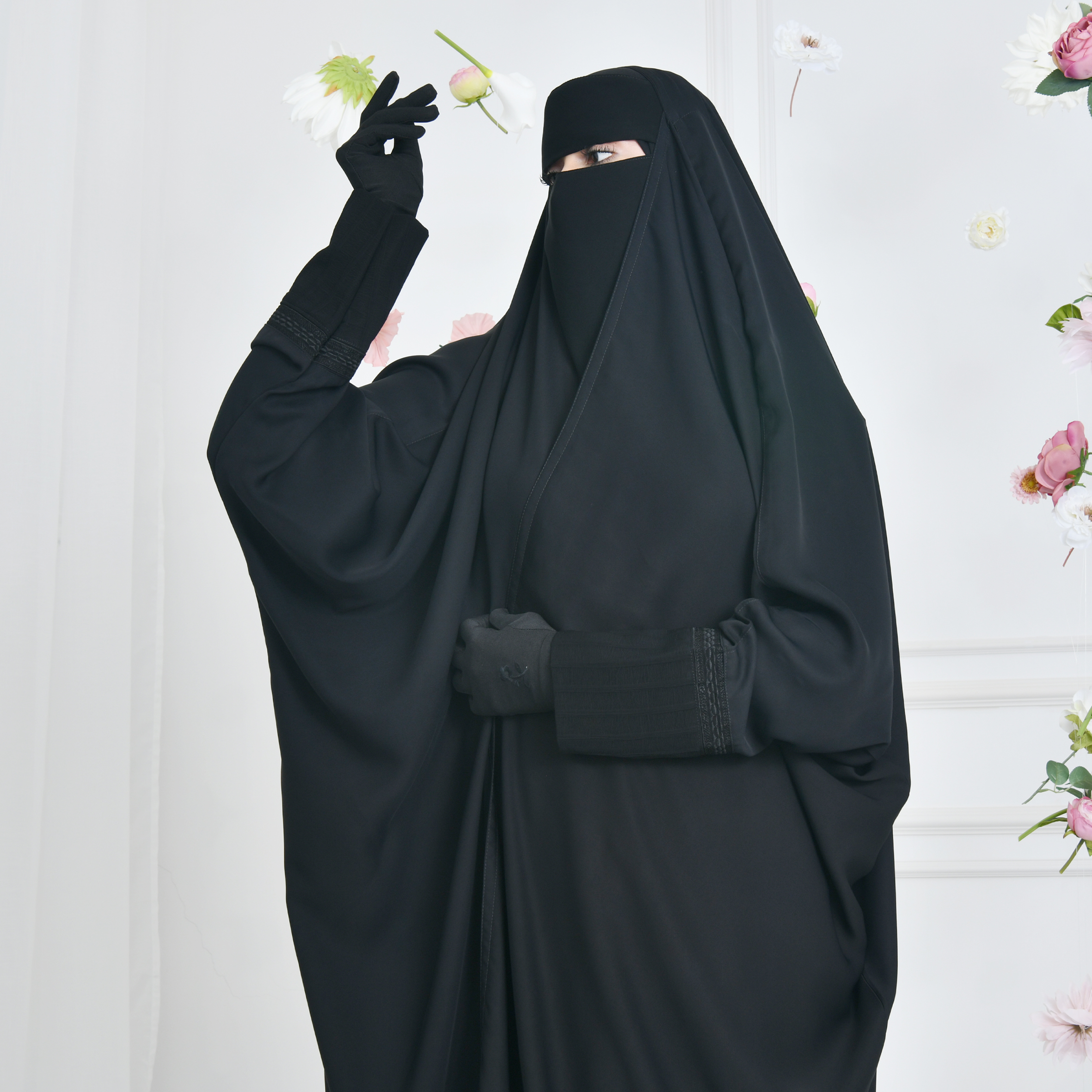  عباية راس بقصة واسعه لف بأكمام ضيقة مزينة بكلفة 