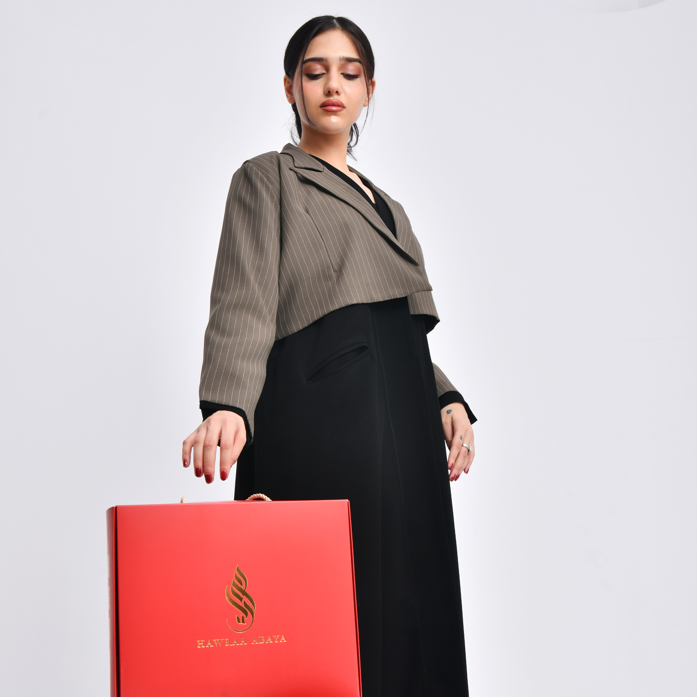 عباية لف مميزة  بقماش صيفي وسديري تصميم بليزر بكتفات وبطانة داخلية 