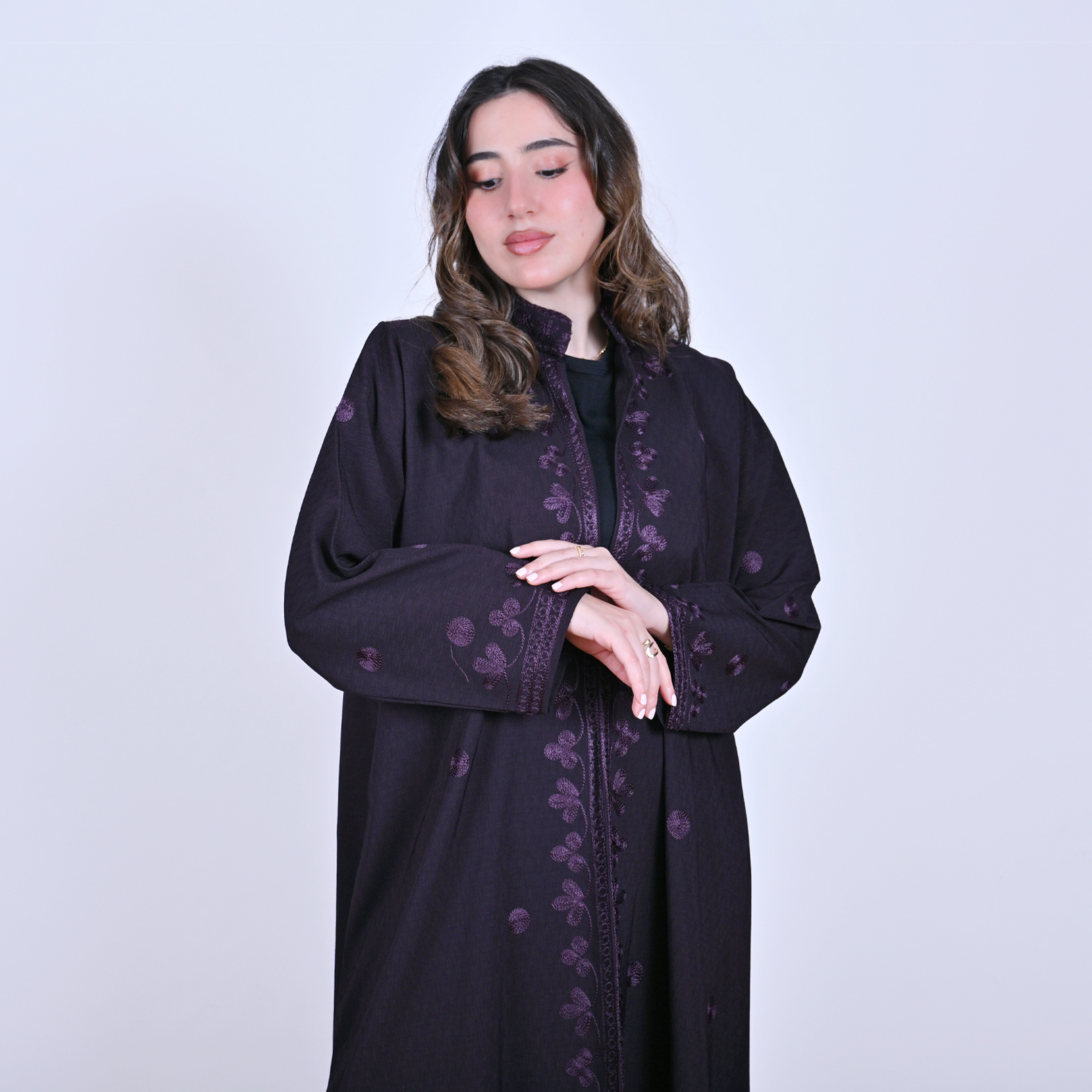  عباية لف ارجوانية بتطريز انيق على كامل العباية 