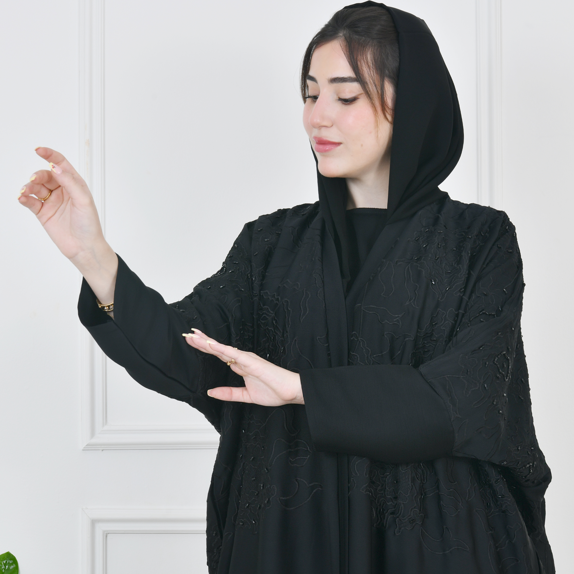  عباية لف سوداء بقصة نص فراشة بتطريز عشوائي مزين بشك 