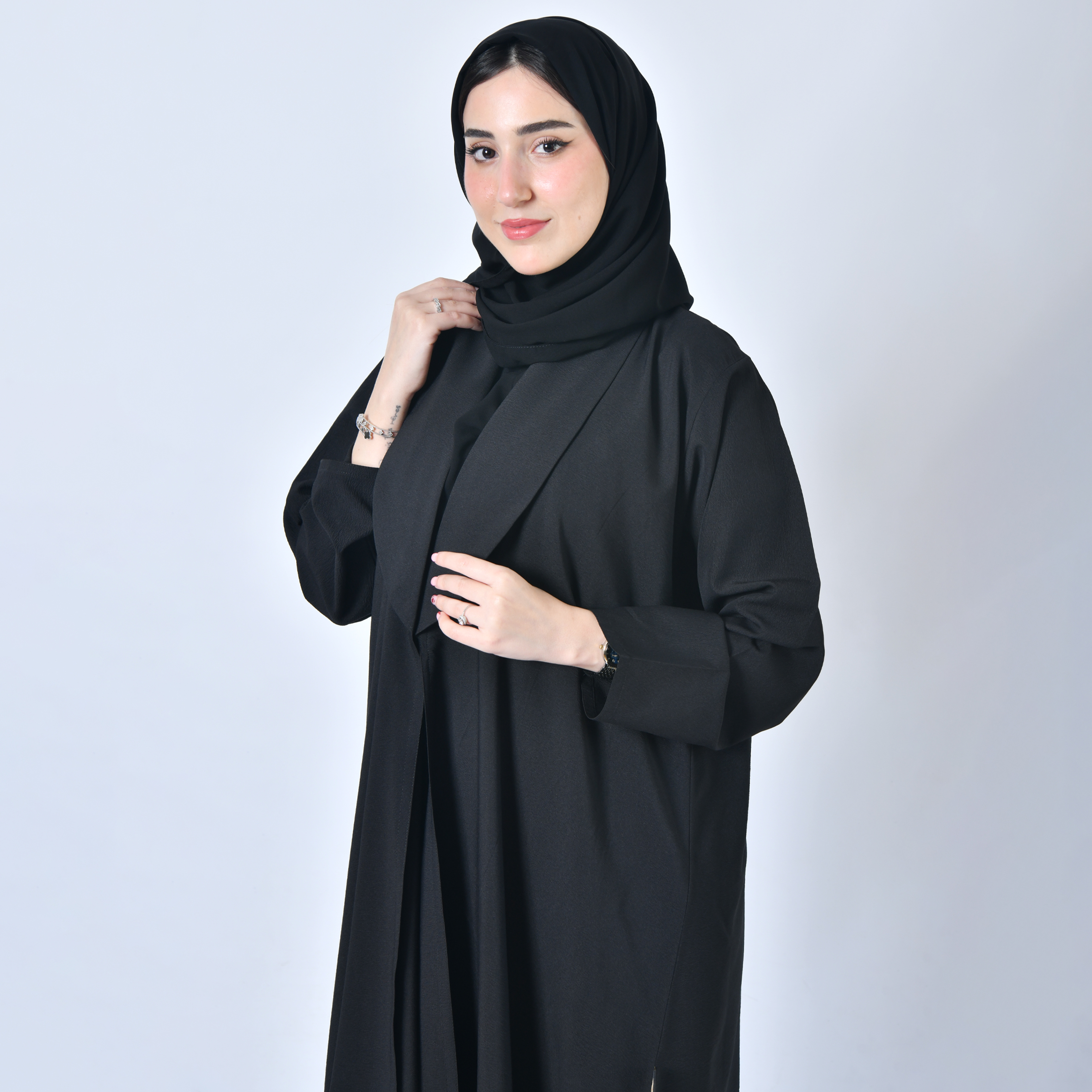  عباية لف سوداء بليزر تتميز بتطريز وكسرة من الخلف  