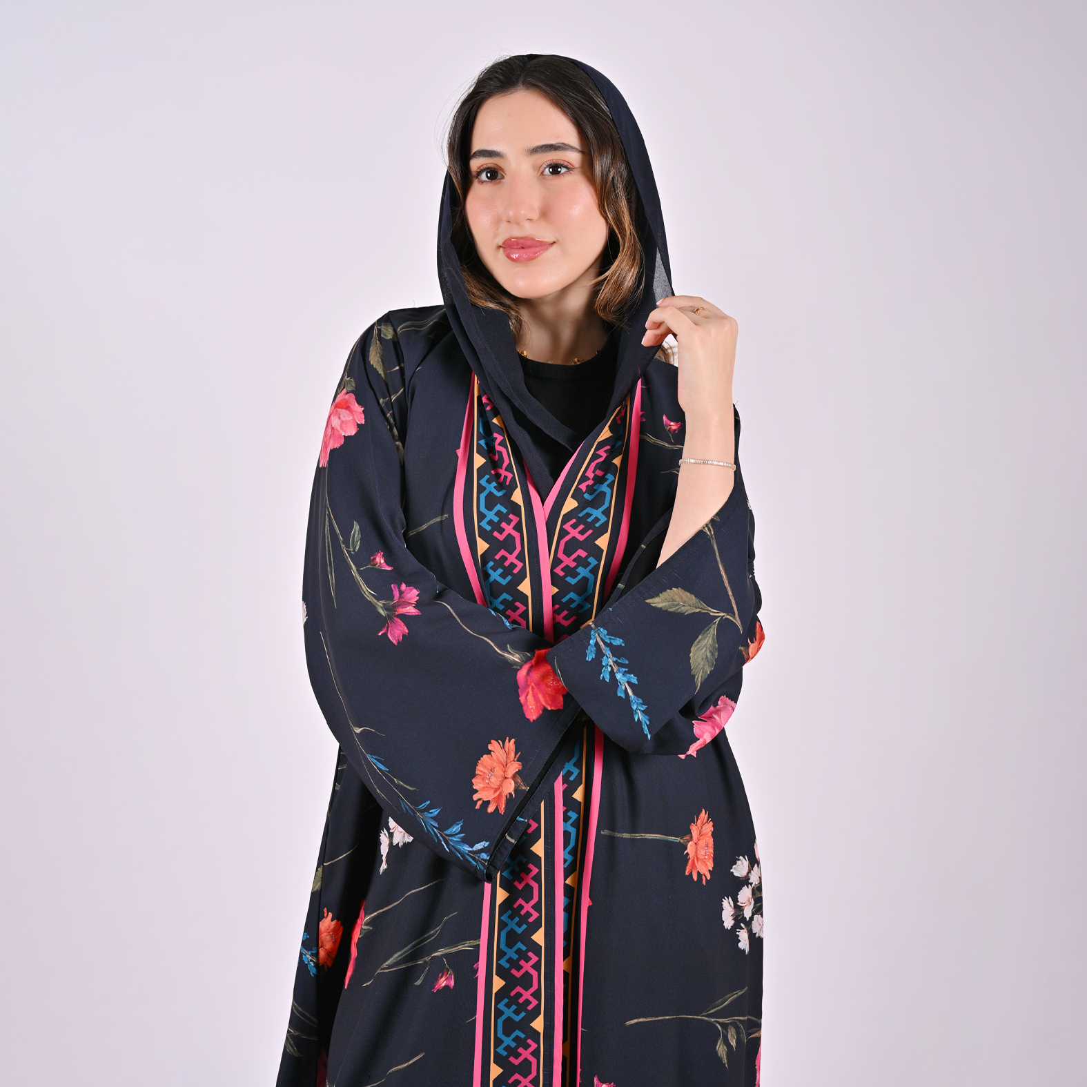  عباية بطابع صيفي منعش بلون الكحلي بنقشة ورد 