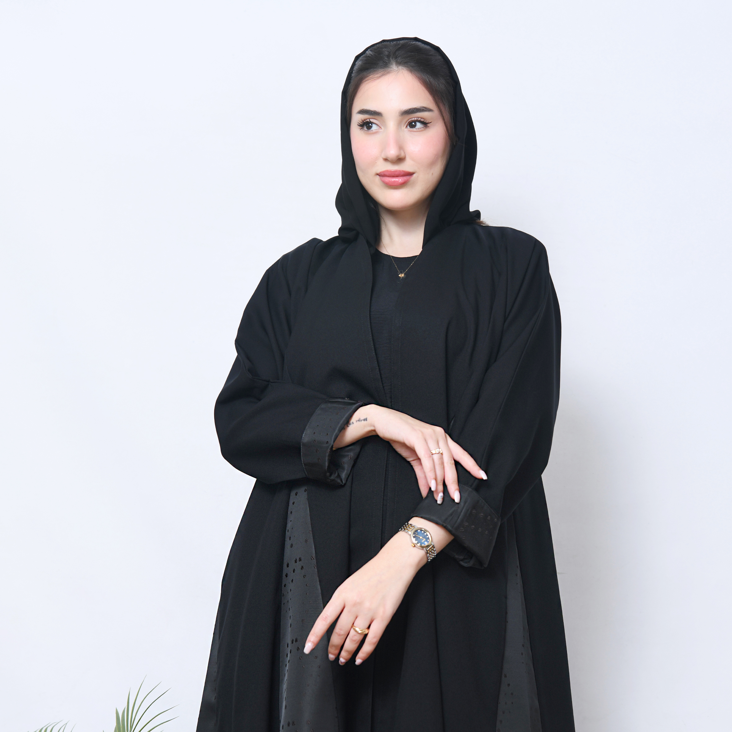  عباية لف كلوش راقي مع تداخل الجاكار  المنقط باللون البني الداكن على الاكمام الدبل واسفل العباية بشكل سهمي  